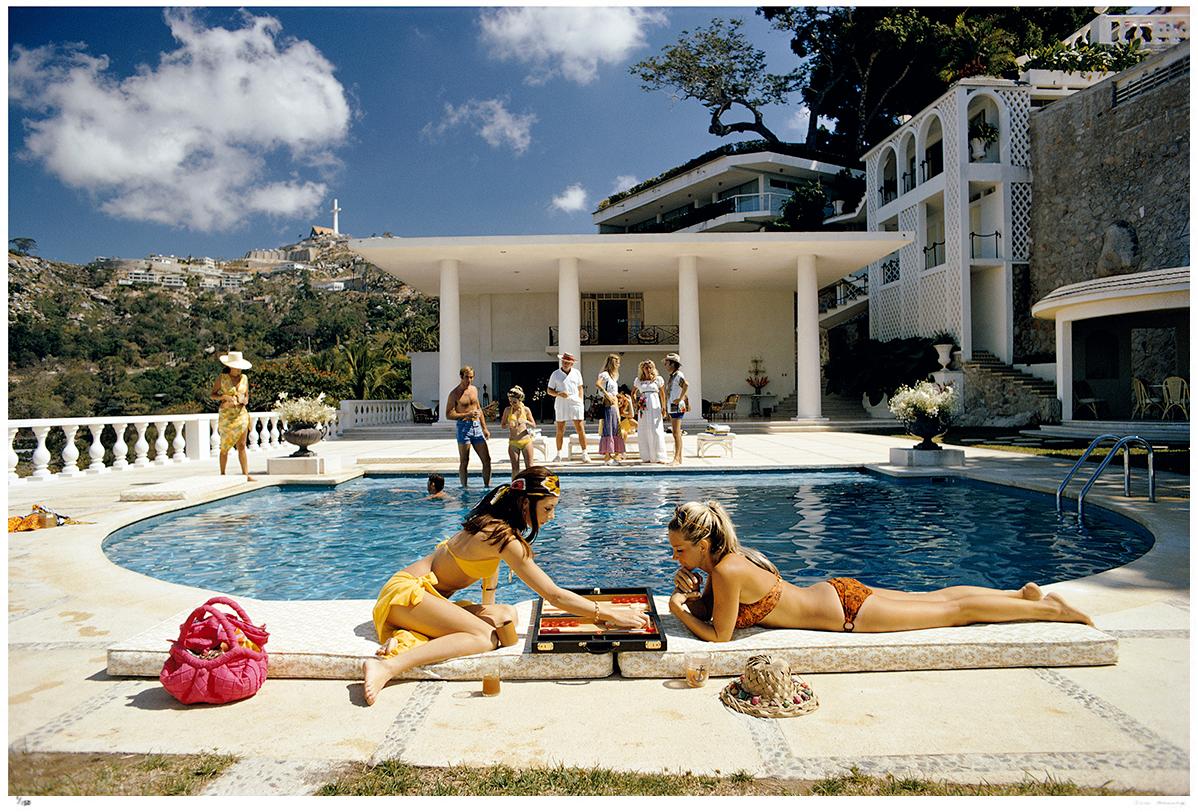 Poolside Backgammon 1972 - Slim Aarons Nachlass gestempelt