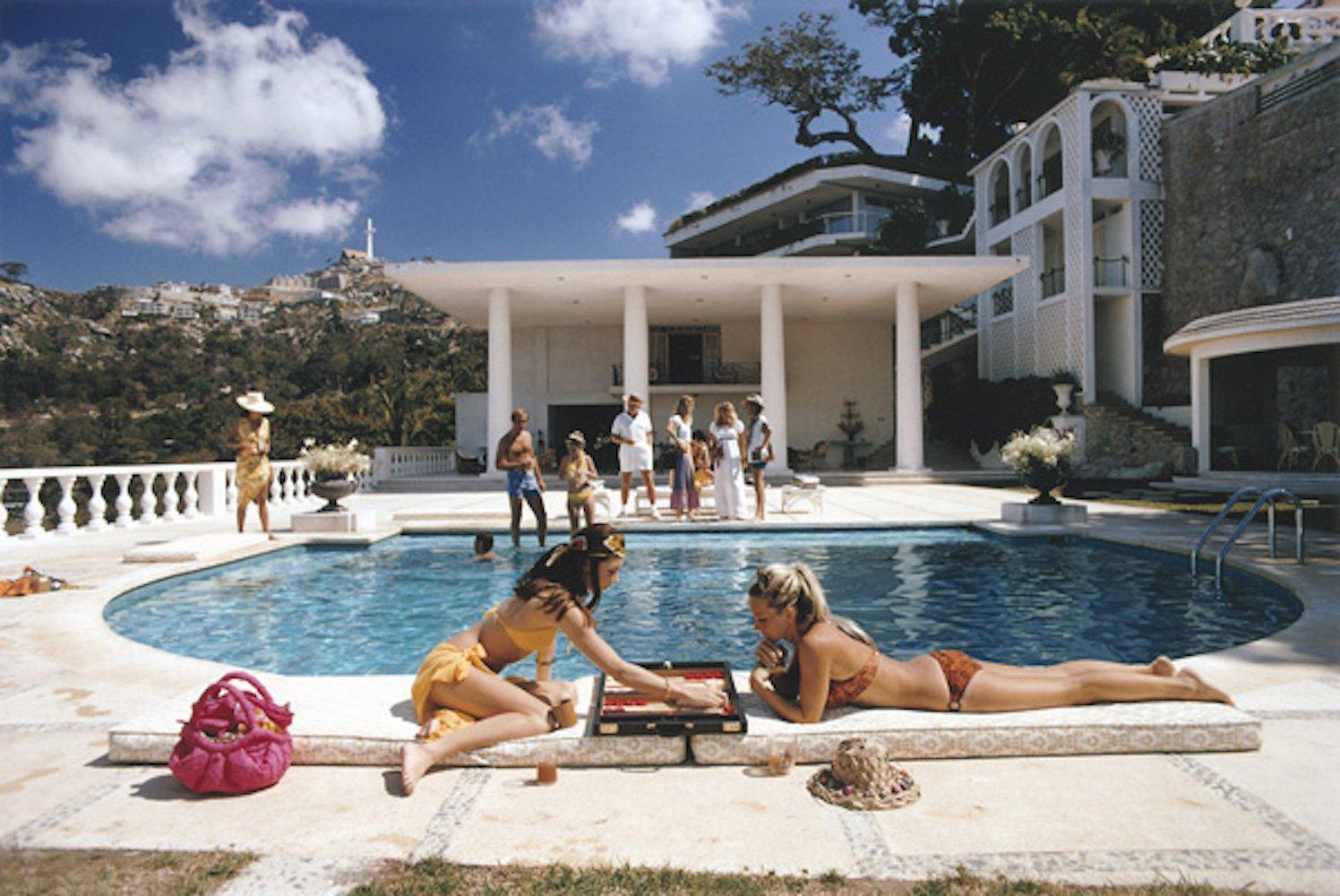 Poolside Backgammon - Photographie numérique de type C, estampillée en édition limitée