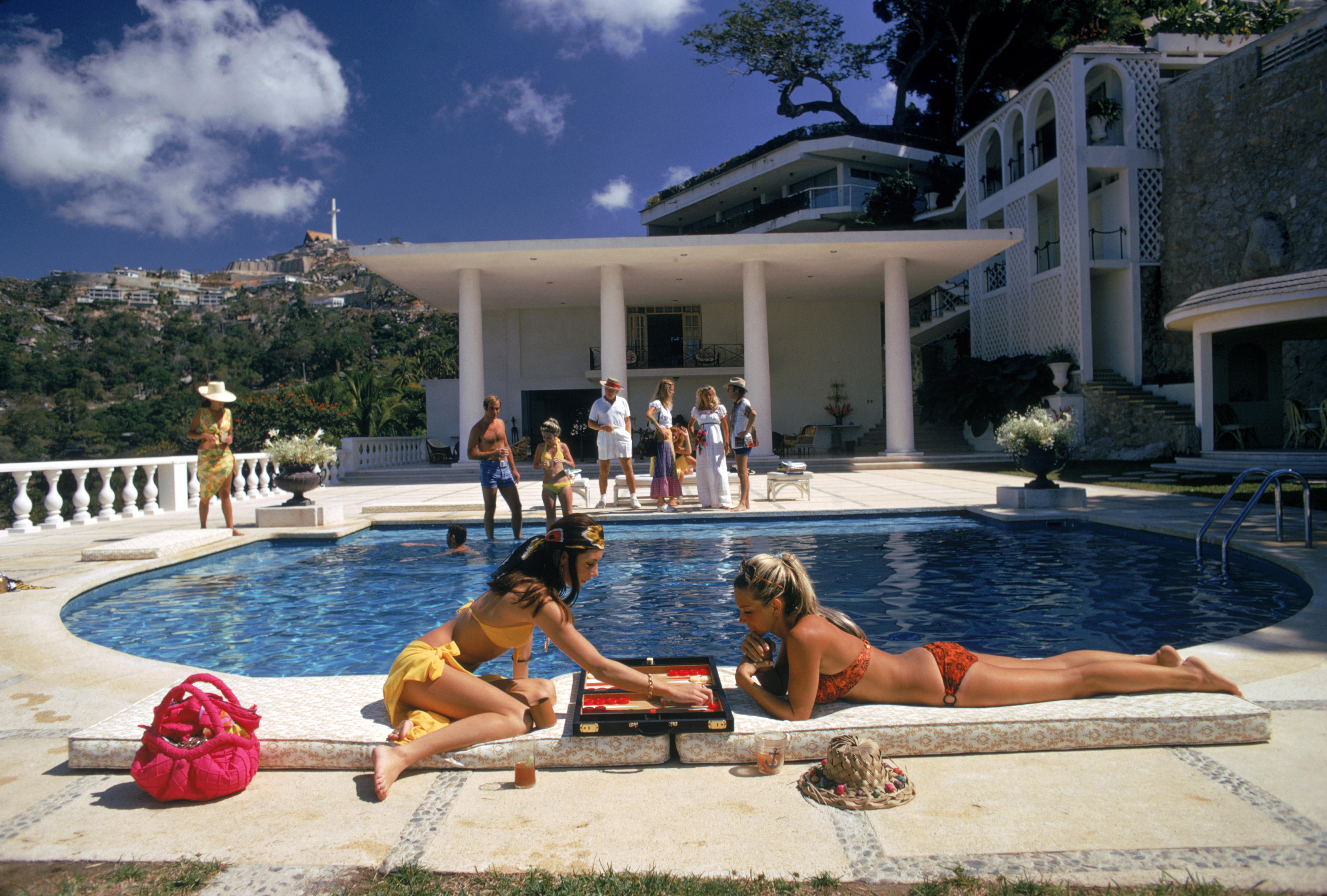Slim Aarons Figurative Photograph - Poolside Backgammon, Estate Edition, 1970s Acapulco, Villa Nirvana Las Brisas