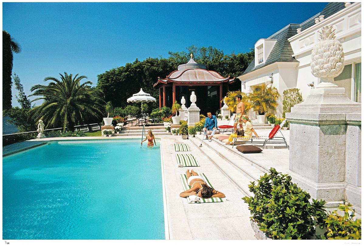 Poolside Chez Holder 1970 - Slim Aarons Nachlass gestempelt

Gäste am Pool im Haus von Albin Holder in Palm Beach, Florida, Mai 1970

30 x 40" Zoll / 76 x 102 cm Papierformat 

Nachlassgestempelte Collection
S Ausgabe bis 150 

Foto: Slim