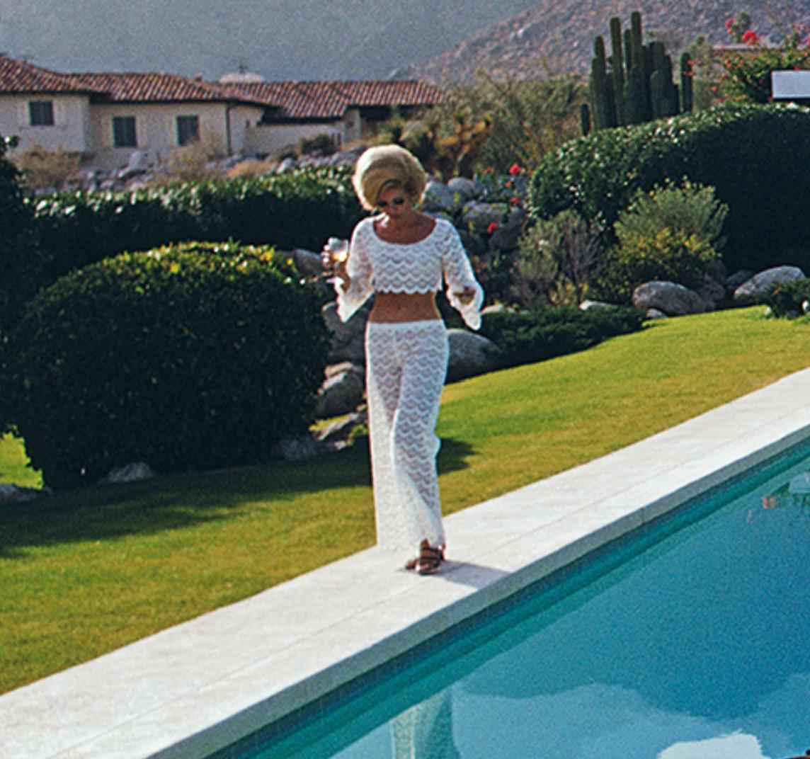 Rêves au bord de la piscine, 1970 - Kaufmann House Mid Century Architecture Pool Portrait - Modernisme américain Photograph par Slim Aarons