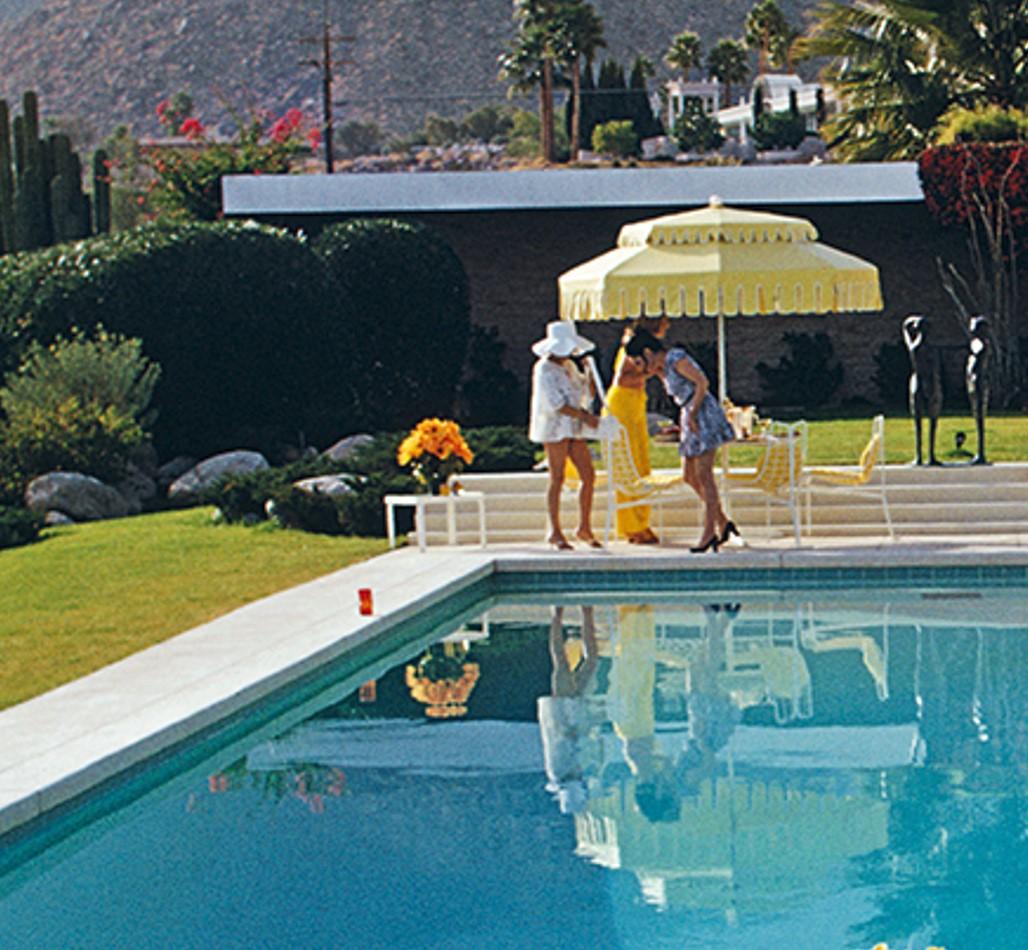 Rêves au bord de la piscine, 1970 - Kaufmann House Mid Century Architecture Pool Portrait - Gris Color Photograph par Slim Aarons