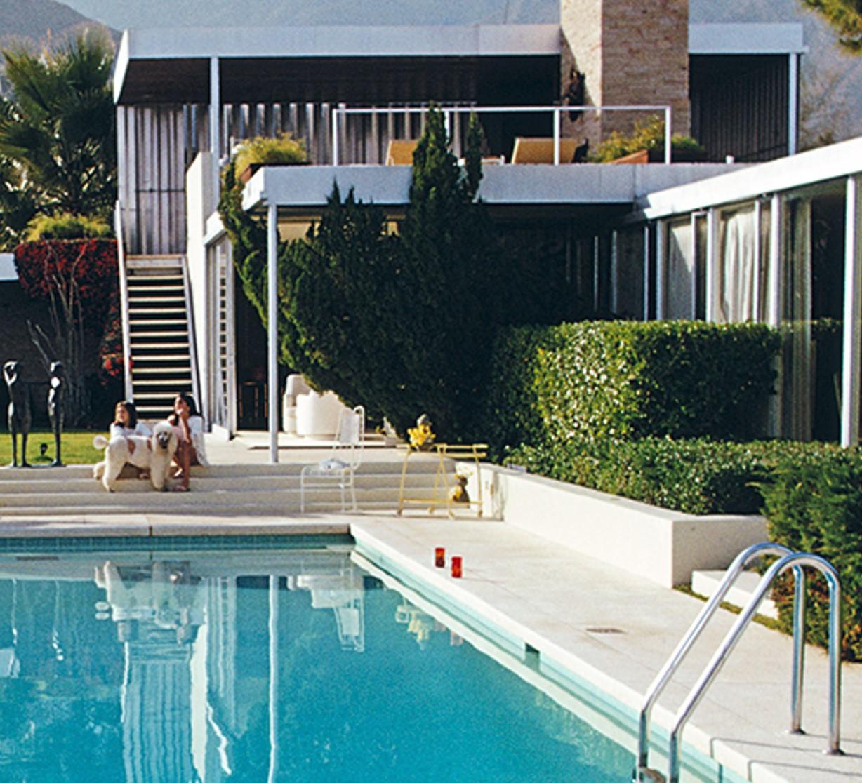Poolside Dreams, 1970 - Kaufmann House Mid Century Architecture Pool Portrait by Slim Aarons 

Tirage 16 x 20
