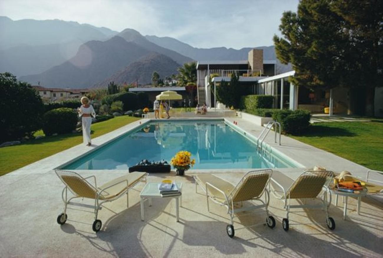 Sogni a bordo piscina 
1970
da Slim Aarons

Slim Aarons Edizione Limitata Estate

Helen Dzo Dzo nella Kaufmann Desert House a Palm Springs, California, progettata da Richard Neutra nel 1946 per l'uomo d'affari Edgar J. Kaufmann, circa 1970.

non