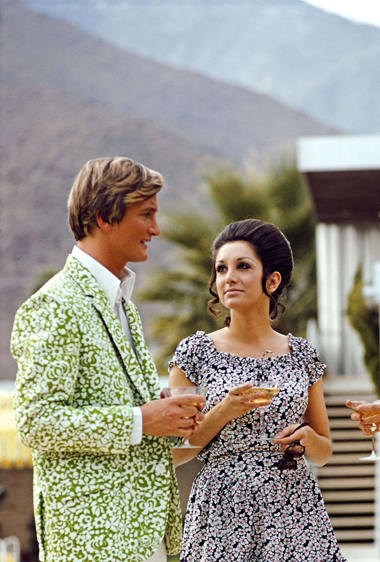 Poolside Fashions, Californie, édition patrimoniale, photographie de portrait - Beige Figurative Photograph par Slim Aarons