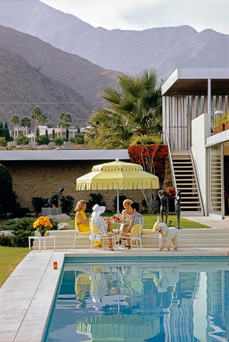 amitié au bord de la piscine" 1970 Slim Aarons Edition limitée du domaine 

Nelda Linsk (à gauche, en jaune), épouse du marchand d'art Joseph Linsk, avec des invités au bord de la piscine de la maison des Linsk dans le désert de Palm Springs,