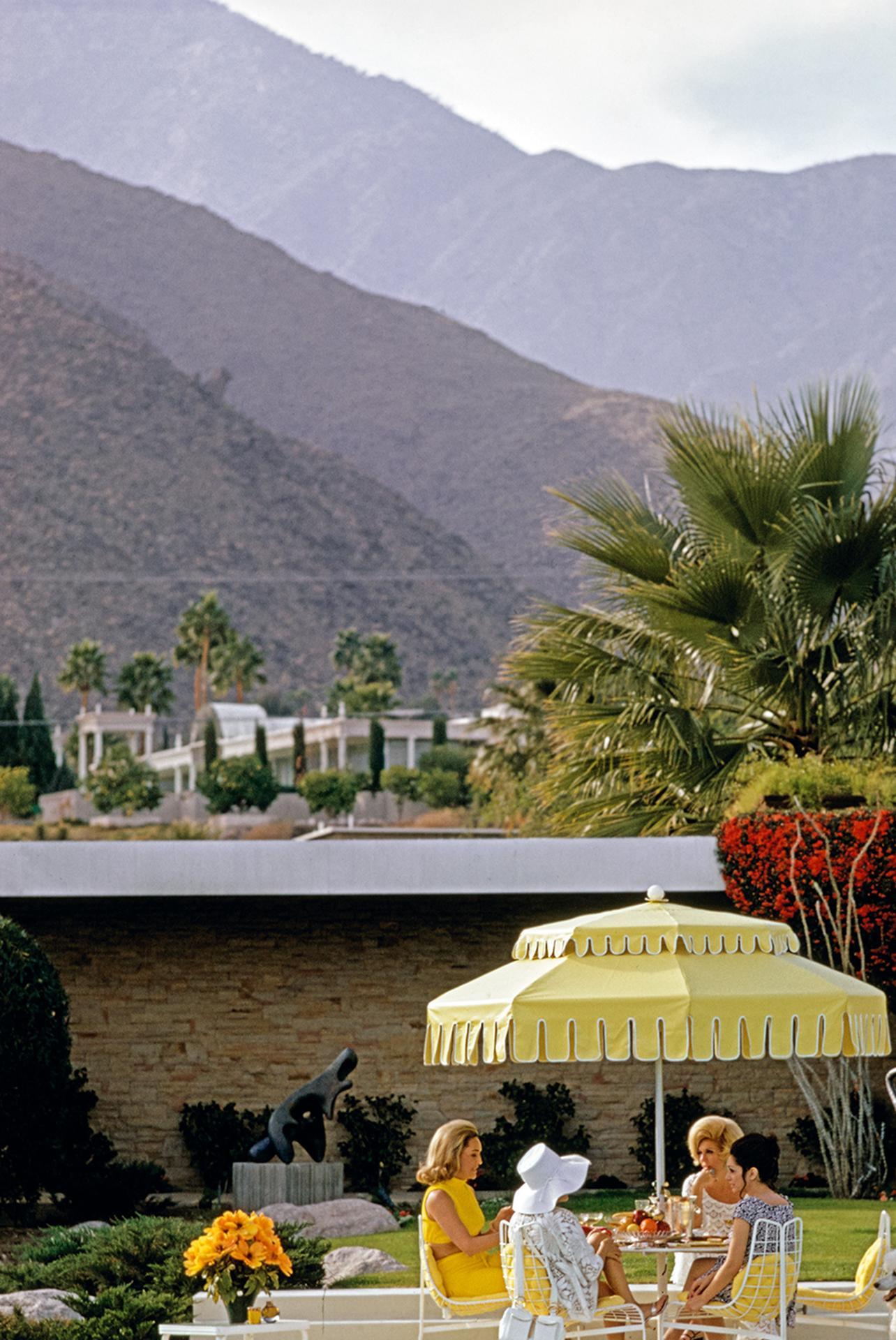 Poolside Friendship, Palm Springs, Nachlassausgabe, Porträtfotografie (Grau), Color Photograph, von Slim Aarons
