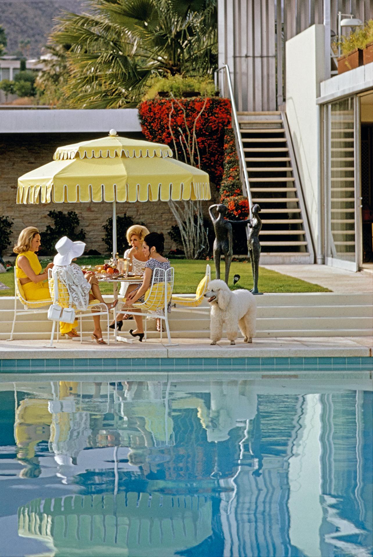 Poolside Friendship, Palm Springs, Nachlassausgabe, Porträtfotografie im Angebot 1