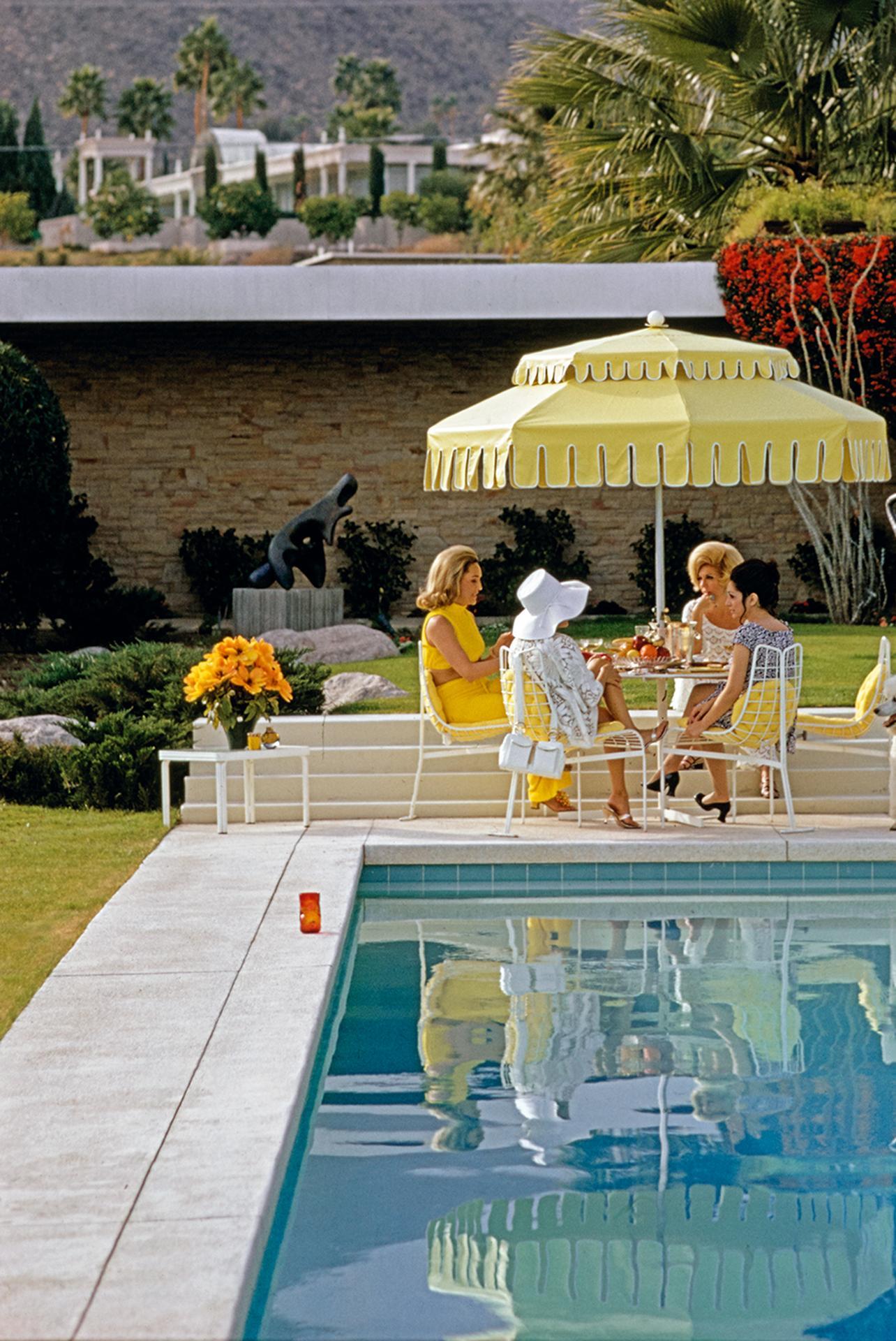 Poolside Friendship, Palm Springs, Nachlassausgabe, Porträtfotografie im Angebot 2