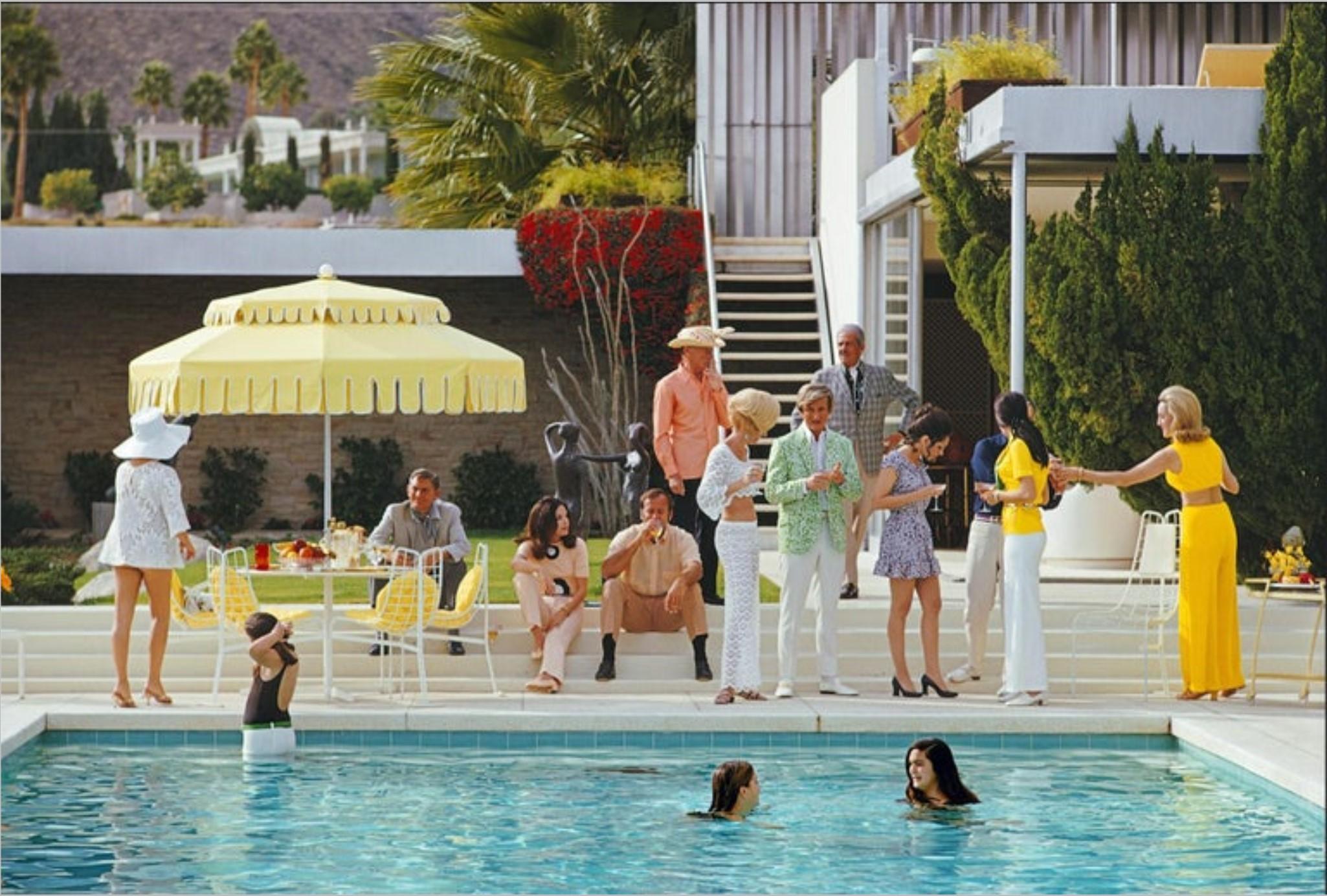 Poolside Gathering, 1970 - Limitierte Auflage, Nachlass gestempelter digitaler C-Type-Druck