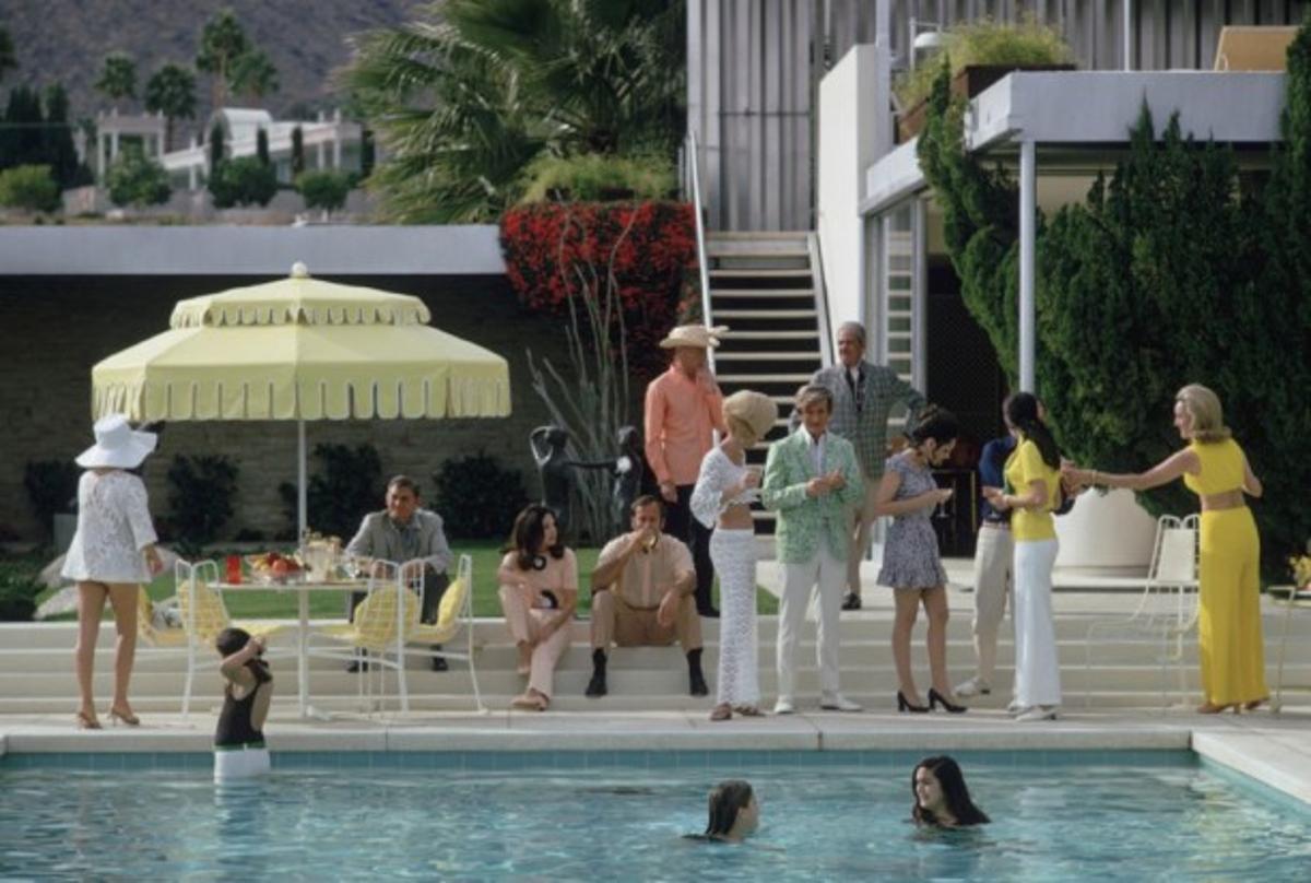 Zusammenkunft am Pool 
1970
von Slim Aarons

Slim Aarons Limited Estate Edition

anuar 1970: Das Kaufmann Desert House in Palm Springs, Kalifornien, 1946 von Richard Neutra für den Geschäftsmann Edgar J. Kaufmann entworfen und heute im Besitz von