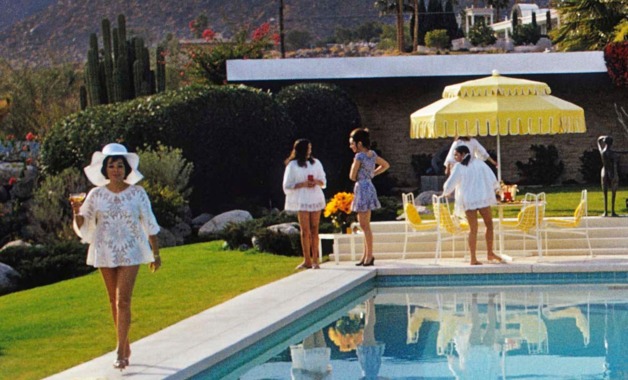 „Poolside Glamour“ von Slim Aarons, Nachlass gestempelt und limitiert, mehrere Größen im Angebot 5