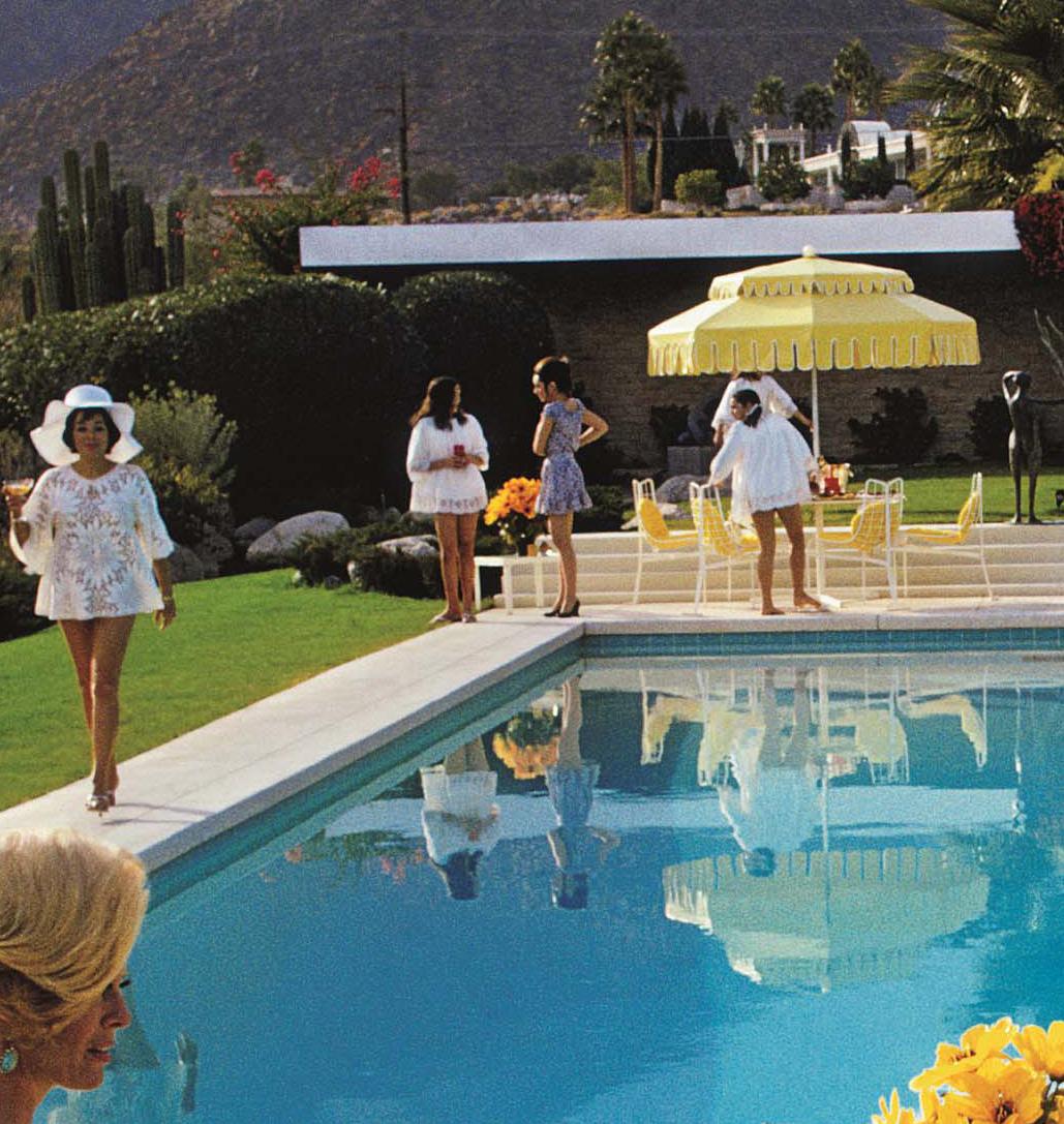 1970: Ein Wüstenhaus in Palm Springs, entworfen von Richard Neutra für Edgar Kaufman. Lita Baron nähert sich Nelda Linsk, rechts, der Frau des Kunsthändlers Joseph Linsk, die sich mit einer Freundin, Helen Dzo Dzo, unterhält.

Nummeriert und