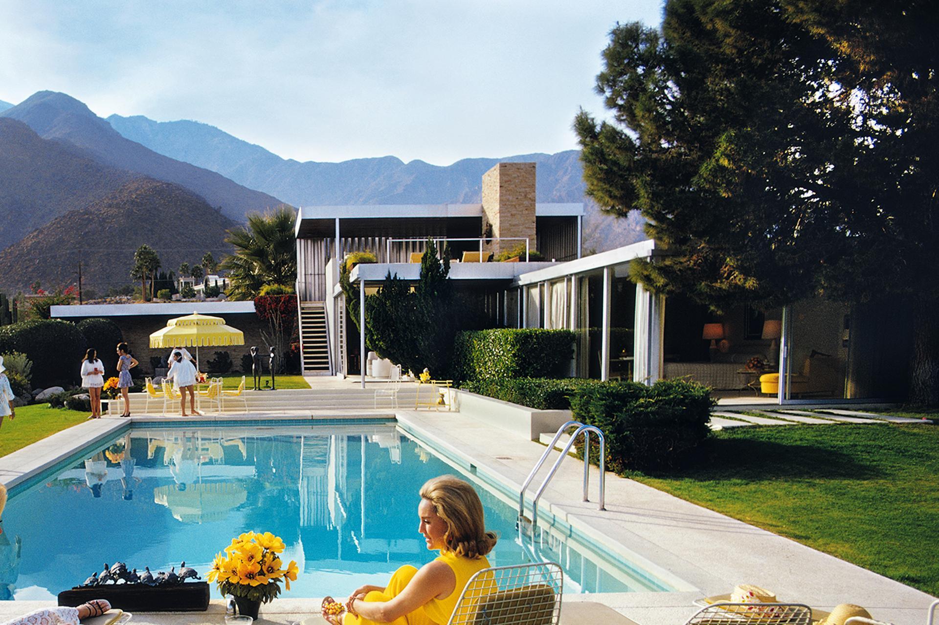 Poolside Glamour, Edición Estate, Agotado - Photograph realista estadounidense de Slim Aarons