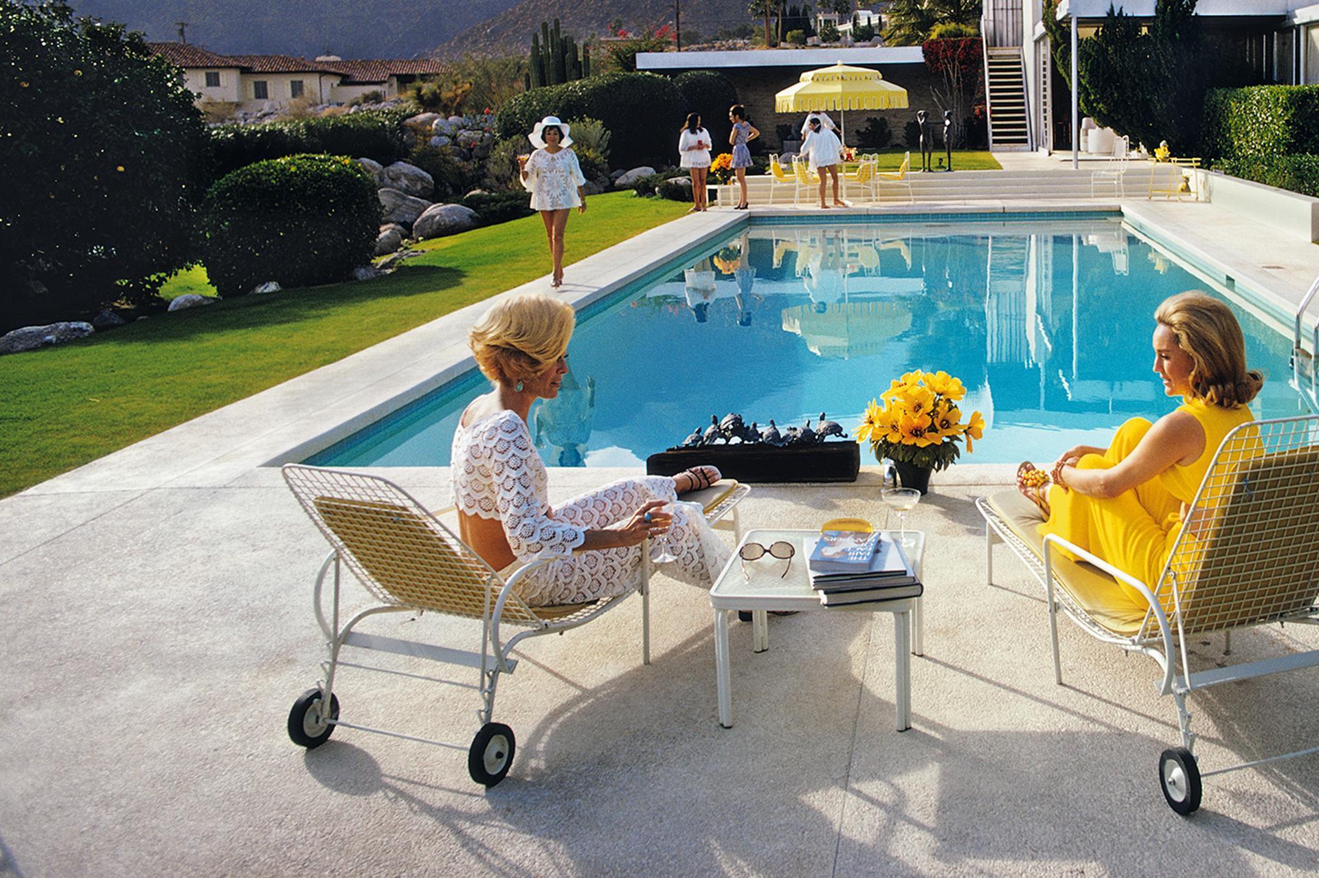Slim Aarons
Glamour junto a la piscina, 1970
impresión cromogénica, impresión posterior
40 x 60 pulgadas
firma estampada y numerada a tinta (margen)
Sin enmarcar
Menta en embalaje de la finca
De la Edición Estate agotada
Esta obra va acompañada de