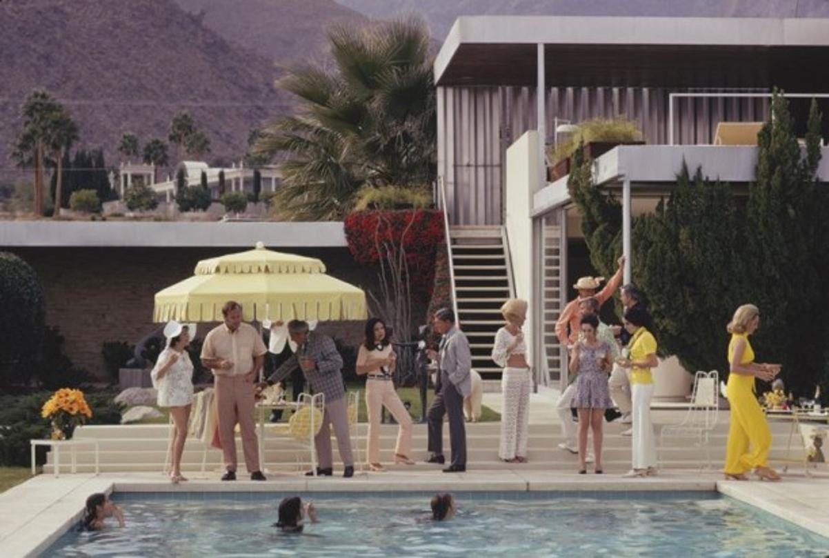 Hôte au bord de la piscine 
1970
par Slim Aarons

Slim Aarons Limited Estate Edition

Invités au bord de la piscine de la maison du désert de Nelda Linsk à Palm Springs, Californie, janvier 1970. La maison a été conçue par Richard Neutra pour Edgar