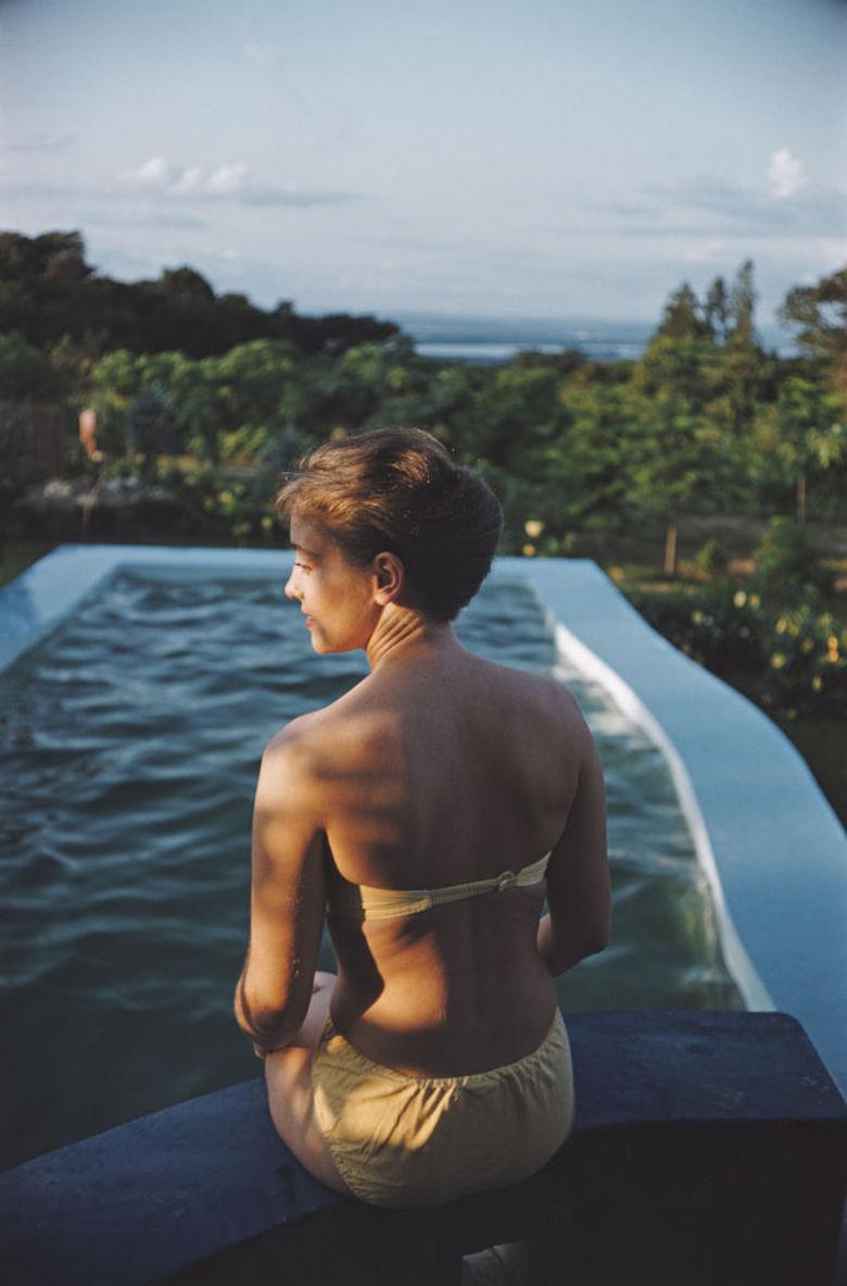 'Poolside In Kenya' 1958 Slim Aarons Limited Estate Edition

Una donna siede sul bordo di una piscina in Kenya, dicembre 1958.

Questa fotografia incarna lo stile di viaggio e il glamour dei ricchi e famosi dell'epoca, splendidamente documentati da