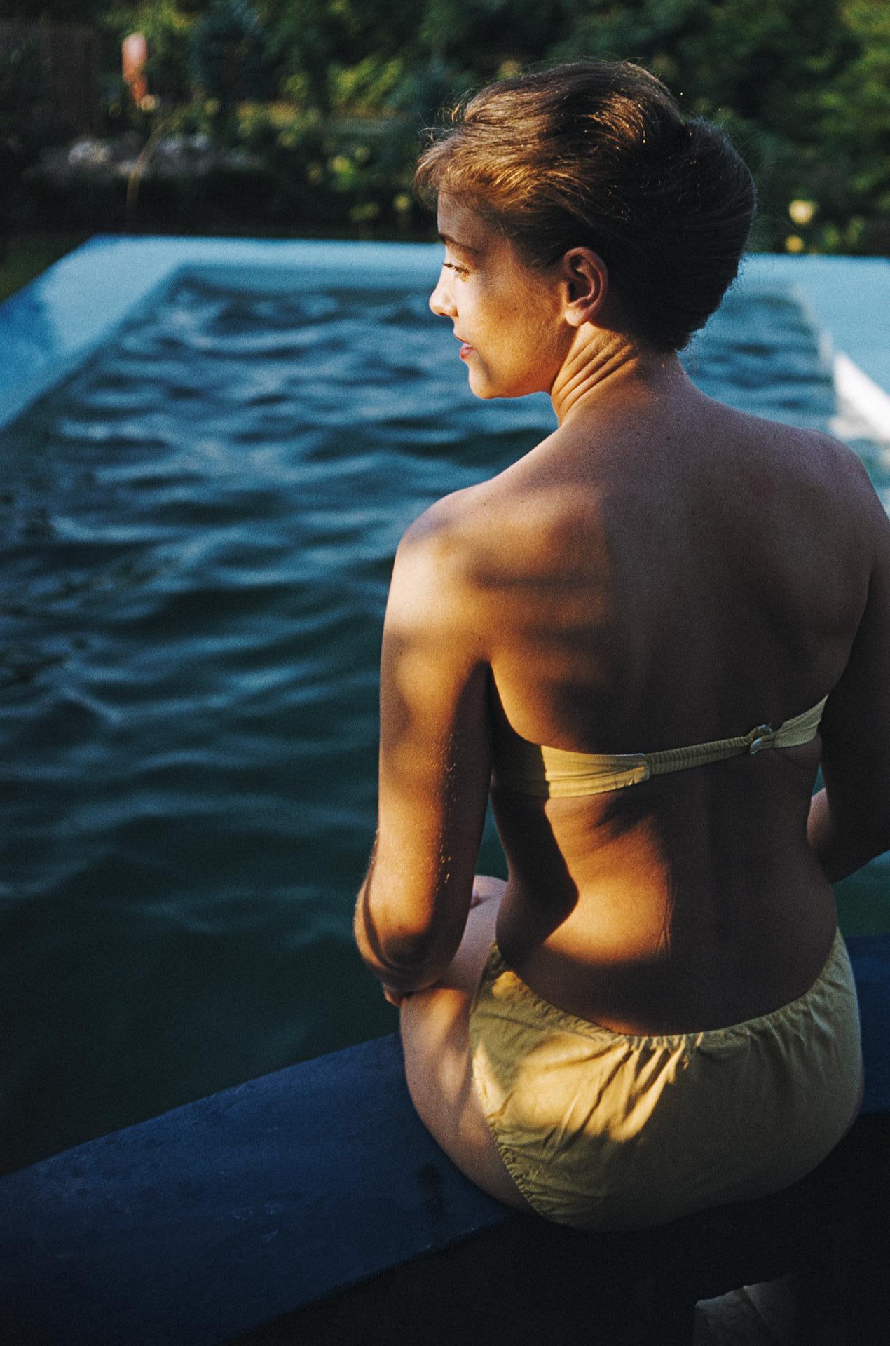 Ce portrait de la fin des années 1950, pris par le photographe mondain Slim Aarons, montre une femme assise au bord d'une piscine au Kenya, en décembre 1958.

Il s'agit d'une édition de 150 exemplaires estampillés et numérotés à la main, accompagnés