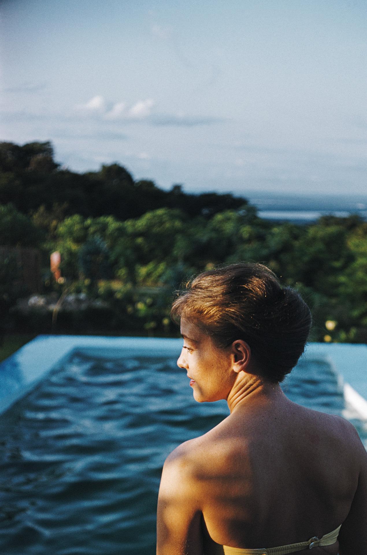 Au bord de la piscine au Kenya, édition Estate, photographie de portrait en vente 1