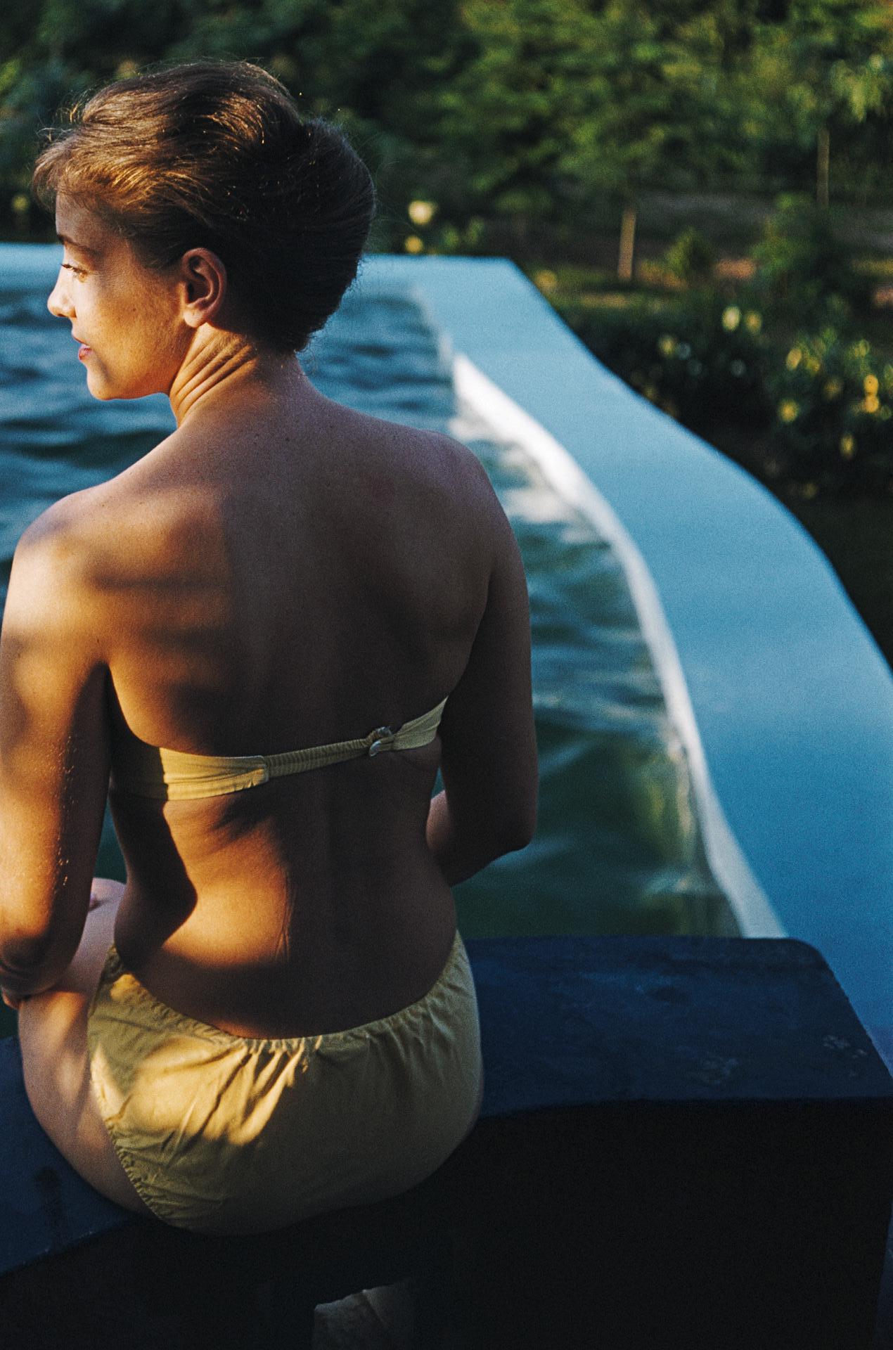 Au bord de la piscine au Kenya, édition Estate, photographie de portrait en vente 2