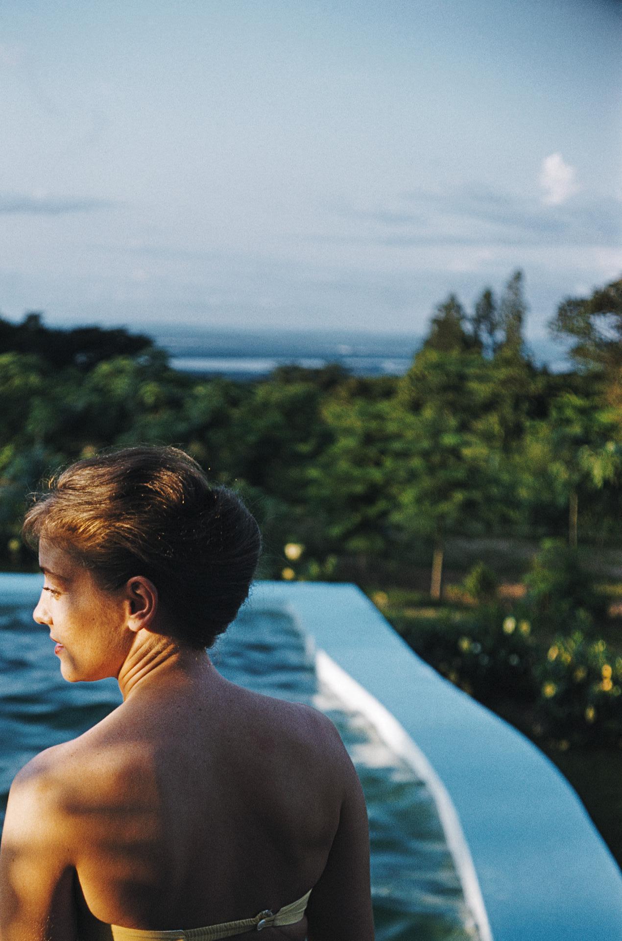 Au bord de la piscine au Kenya, édition Estate, photographie de portrait en vente 2