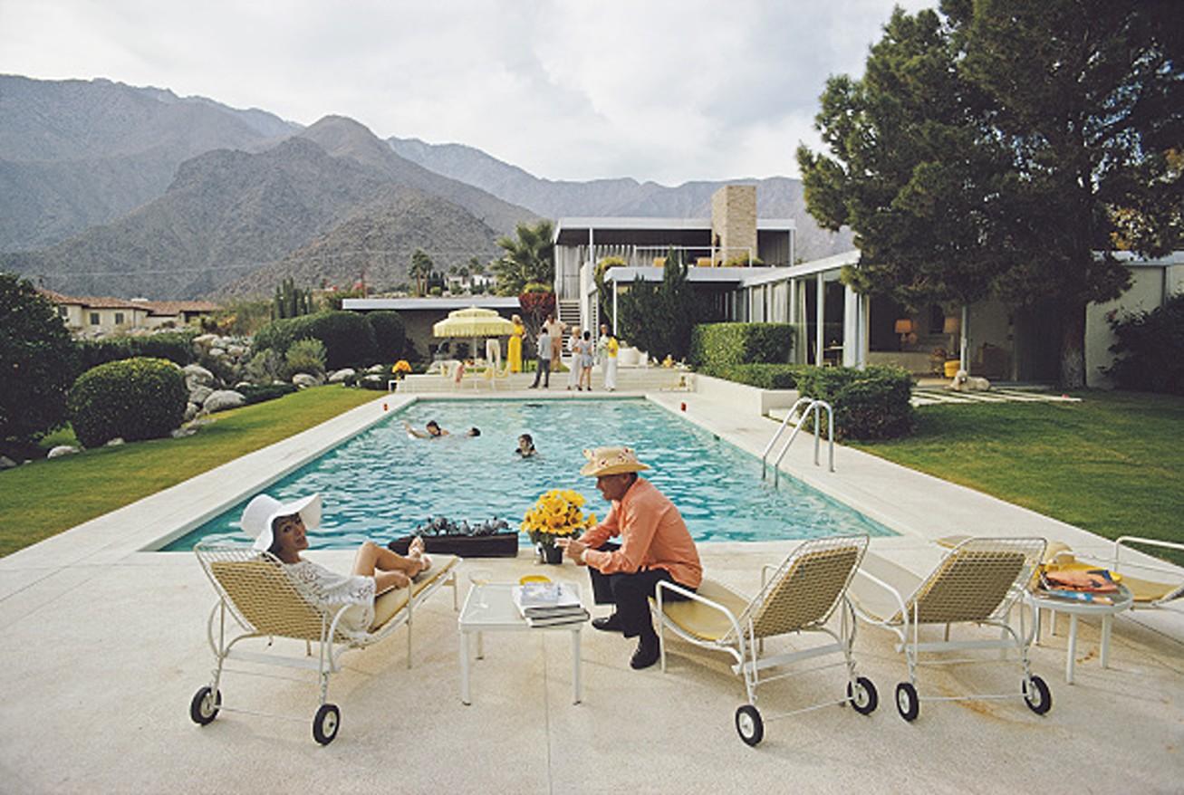 Interruption de Poolside par Slim Aarons - Impression estampillée de succession en édition limitée