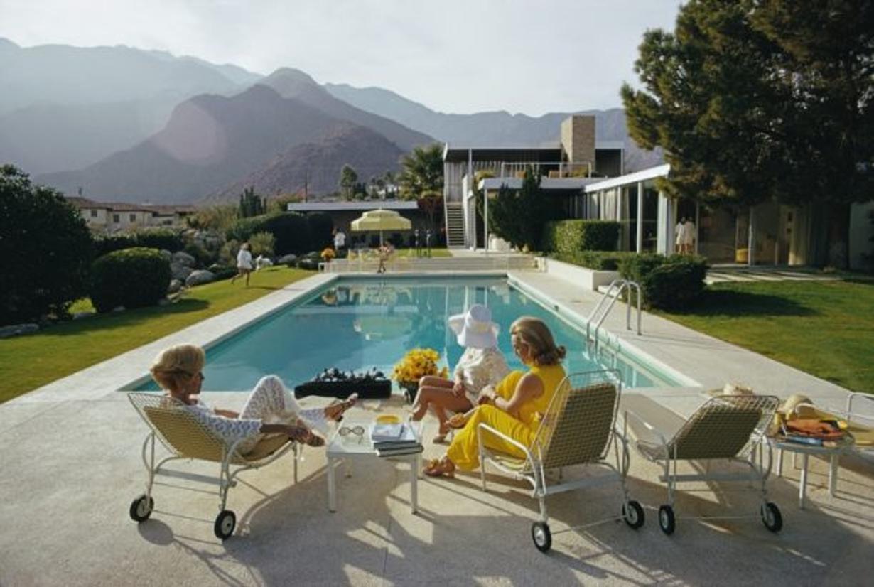 Donne a bordo piscina 
1970
da Slim Aarons

Slim Aarons Edizione Limitata Estate

L'ex modella Helen Dzo Dzo Kaptur (in pizzo bianco), Nelda Linsk (in giallo), moglie del mercante d'arte Joseph Linsk, e l'attrice Lita Baron (con cappellino bianco)