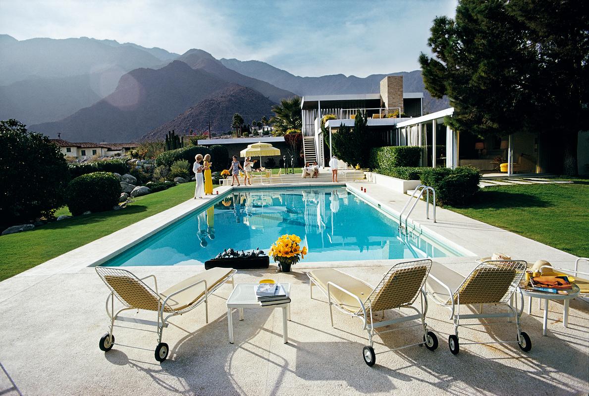 'Tumbonas junto a la piscina' 1970 Slim Aarons Edición Limitada Inmobiliaria