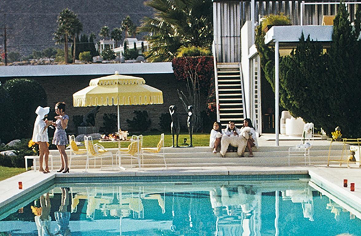 Poolside Pairs, 1970 - Édition limitée estampillée numérique de type C - Photograph de Slim Aarons