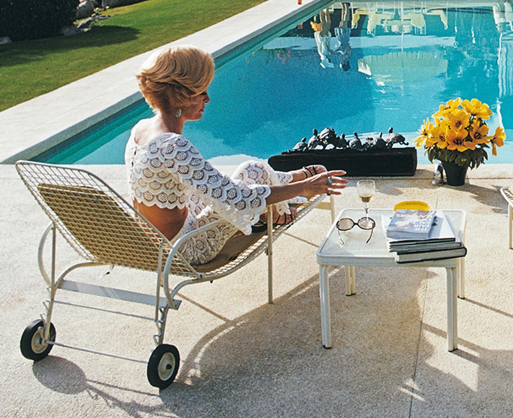 Poolside Pairs, 1970 - Édition limitée estampillée numérique de type C - Modernisme américain Photograph par Slim Aarons