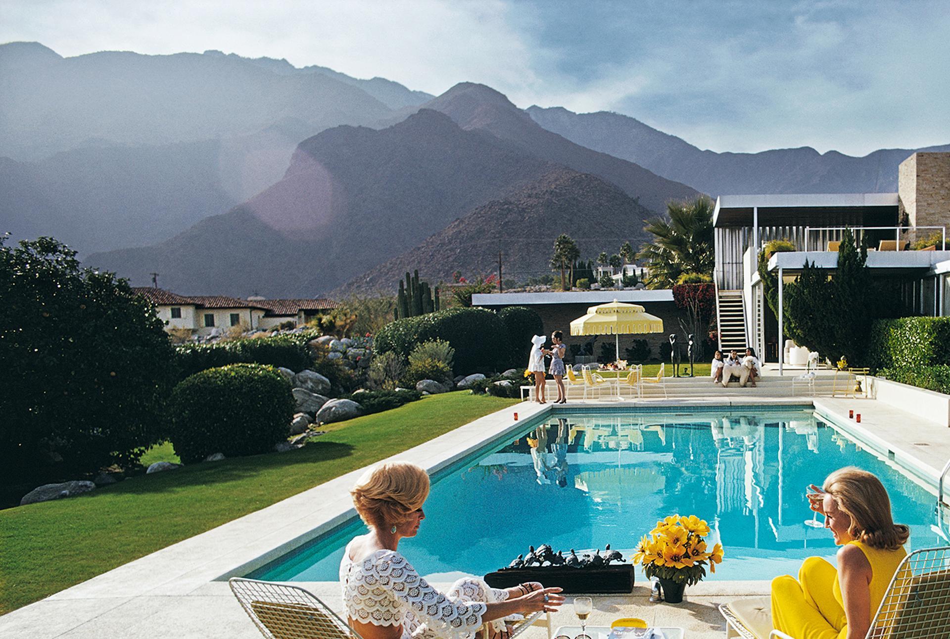 Poolside Pairs, Nachlass-Ausgabe, Modernistische Architektur, Palm Springs-Landschaft (Realismus), Photograph, von Slim Aarons