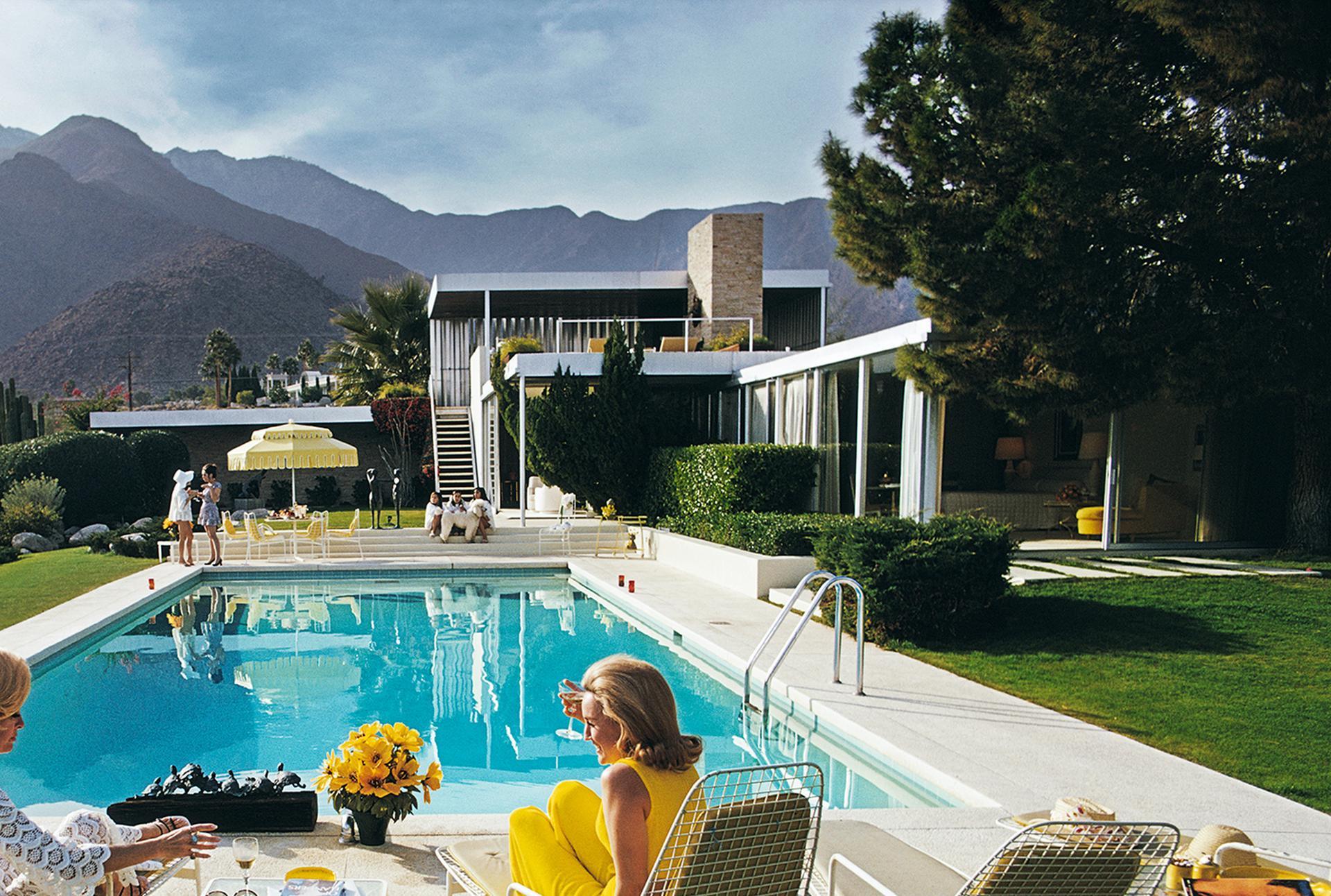 Poolside Pairs, Nachlass-Ausgabe, Modernistische Architektur, Palm Springs-Landschaft (Grau), Landscape Photograph, von Slim Aarons