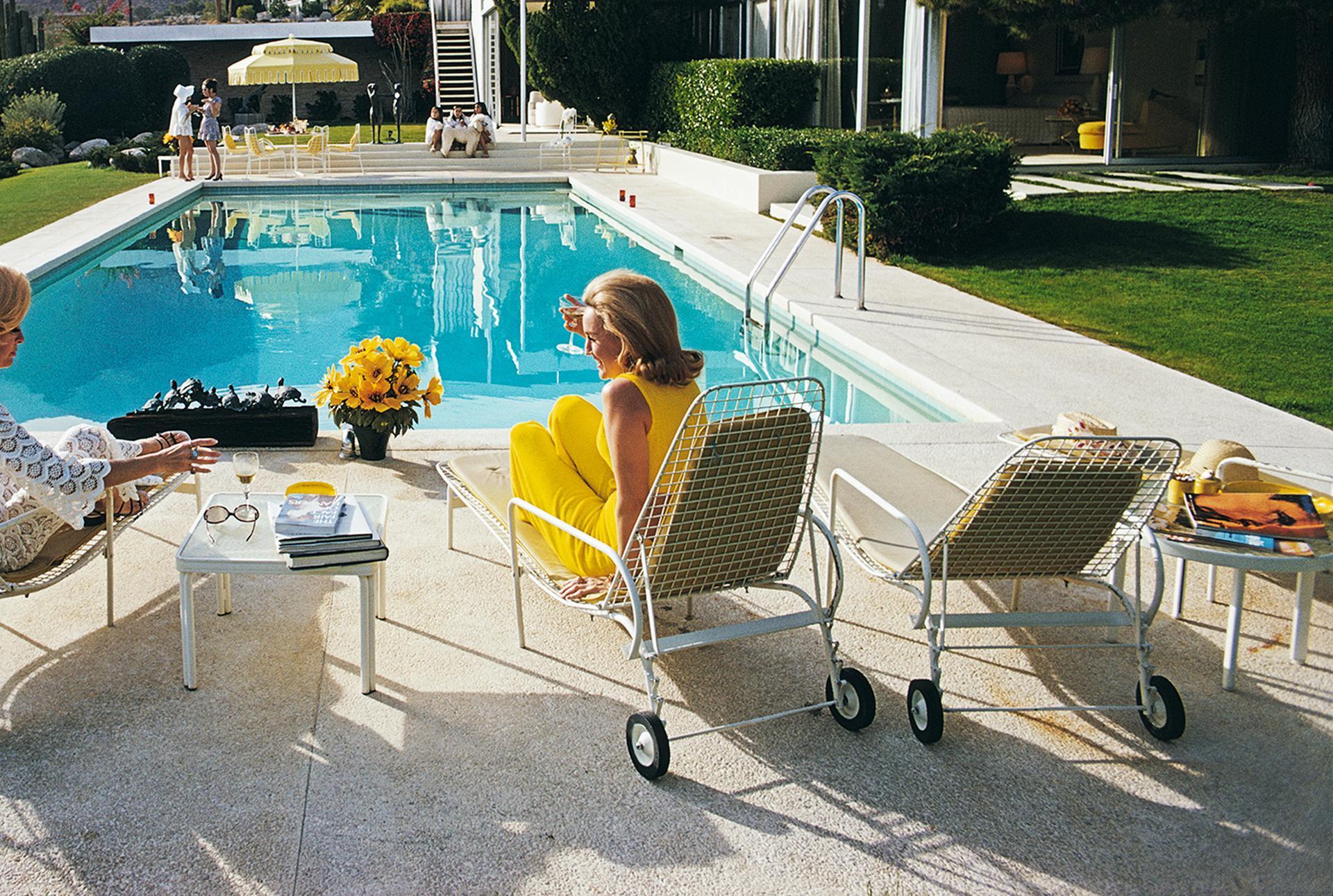 Poolside Pairs, Nachlass-Ausgabe, Modernistische Architektur, Palm Springs-Landschaft (Grau), Color Photograph, von Slim Aarons