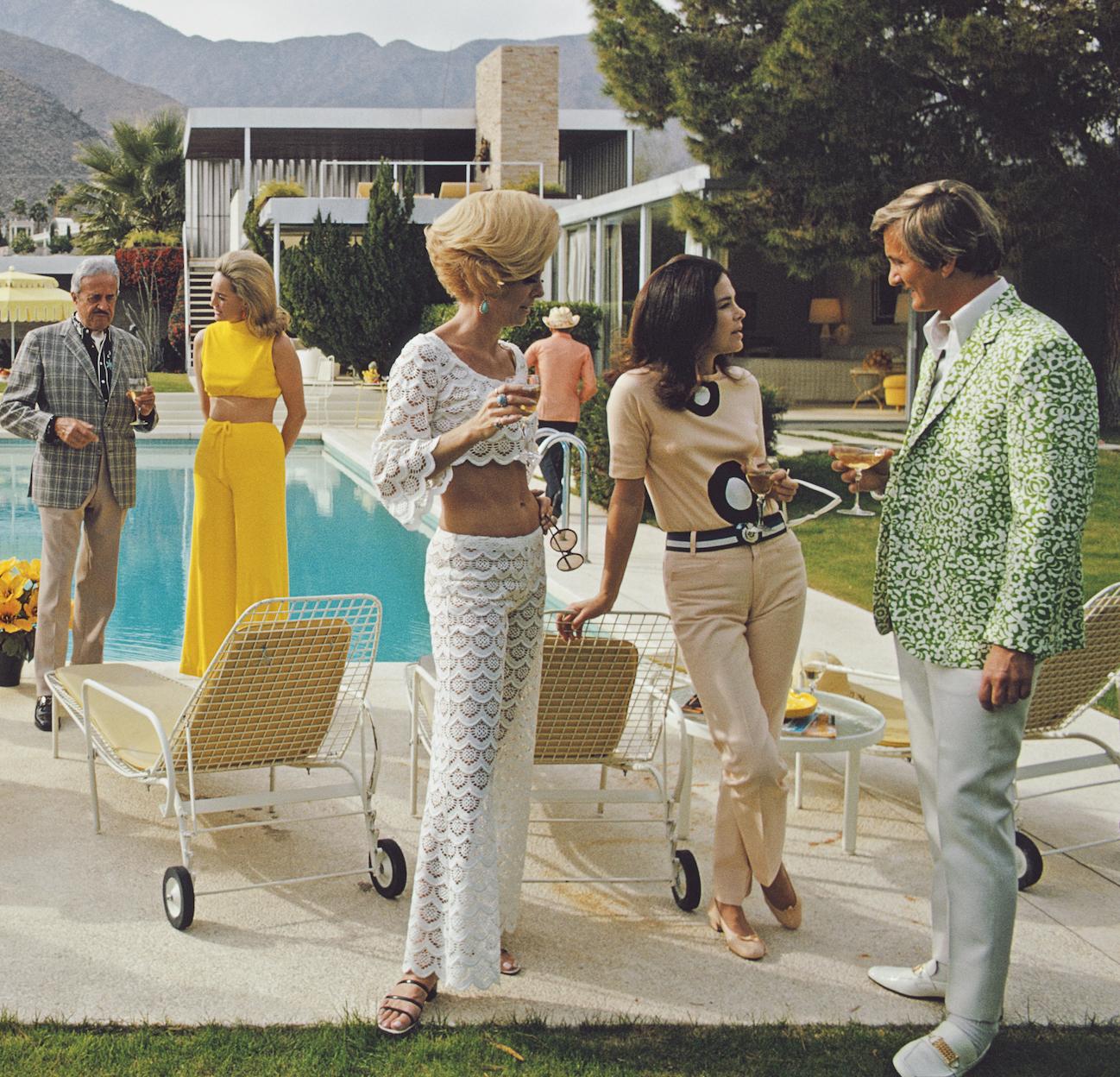 Fiesta junto a la piscina  - Impresión limitada de Slim Aarons Estate en venta 1