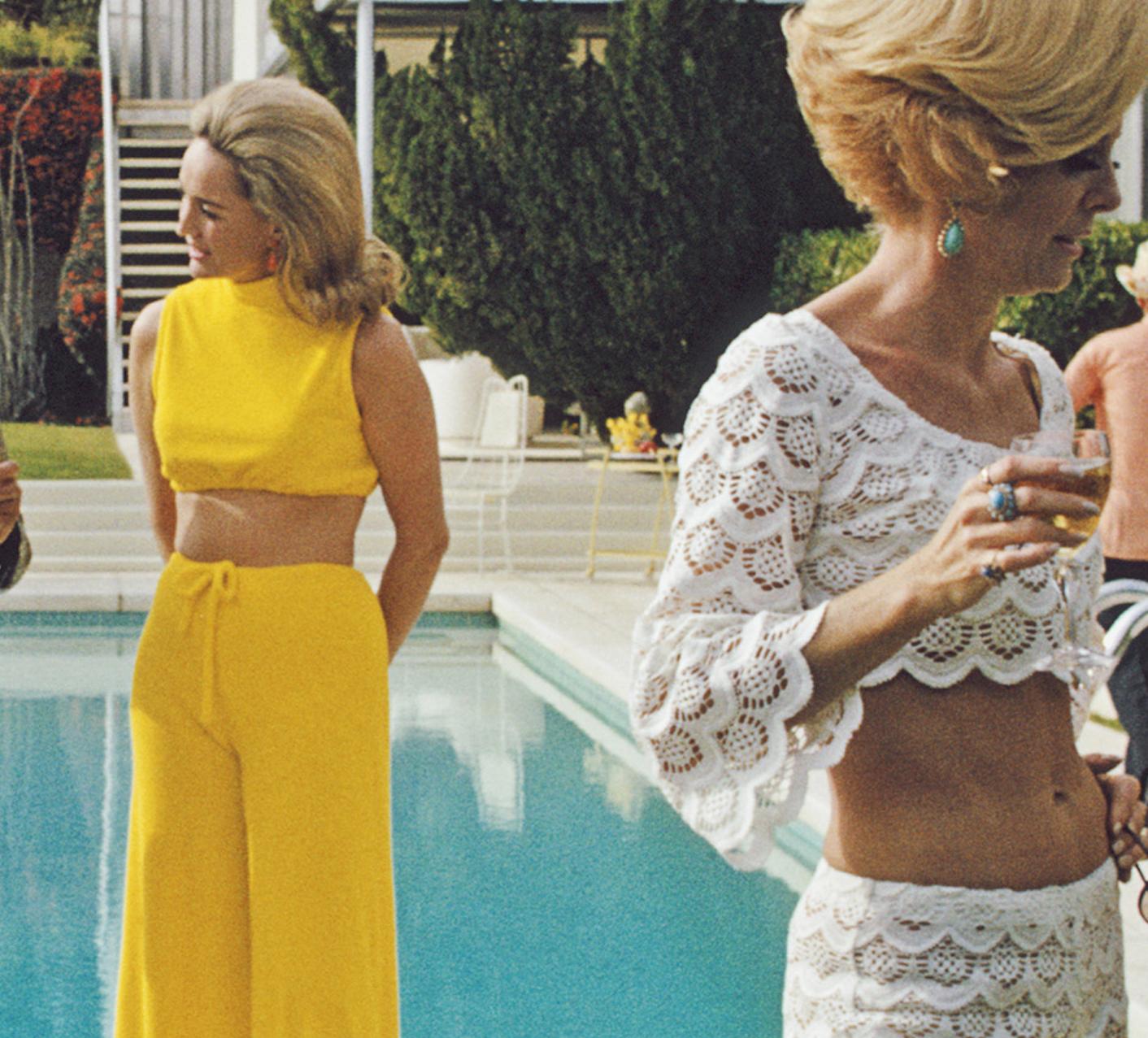 Fiesta junto a la piscina  - Impresión limitada de Slim Aarons Estate en venta 4