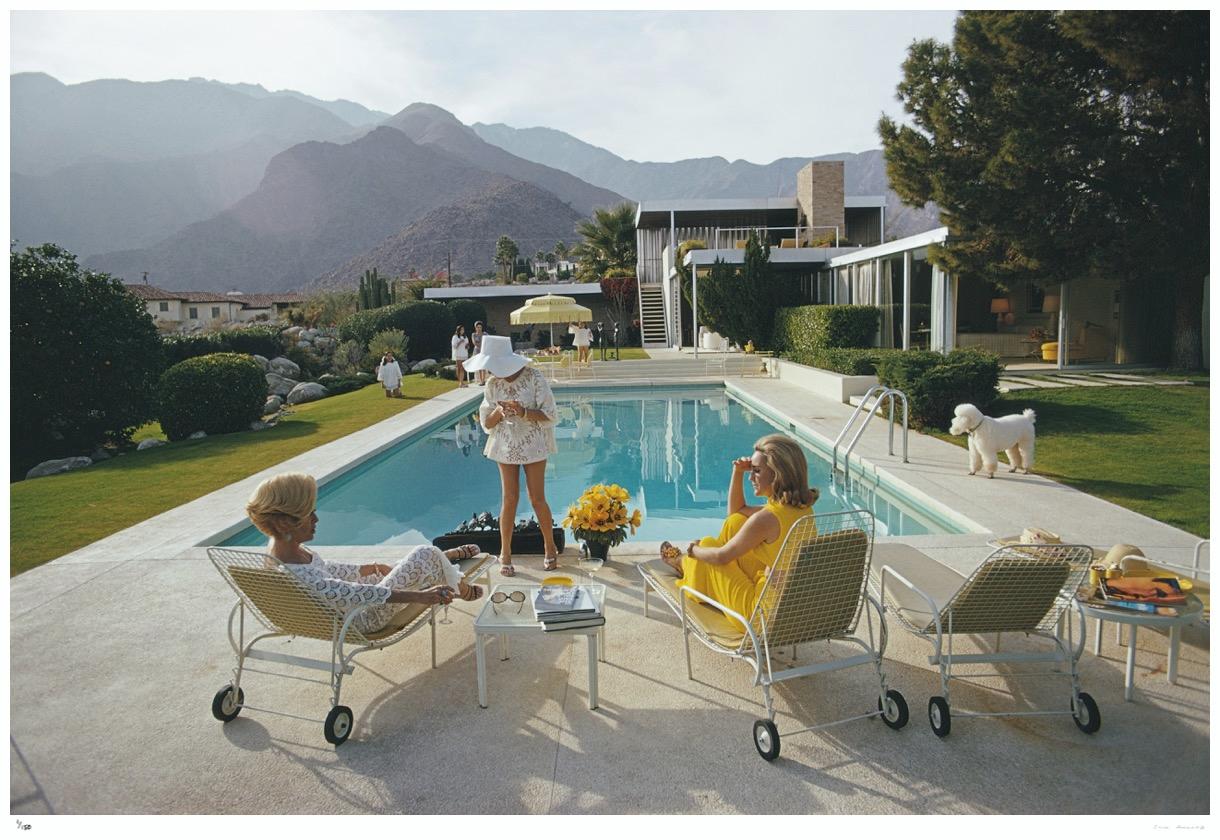 Poolside Poodle 1970 - Slim Aarons Nachlass gestempelt