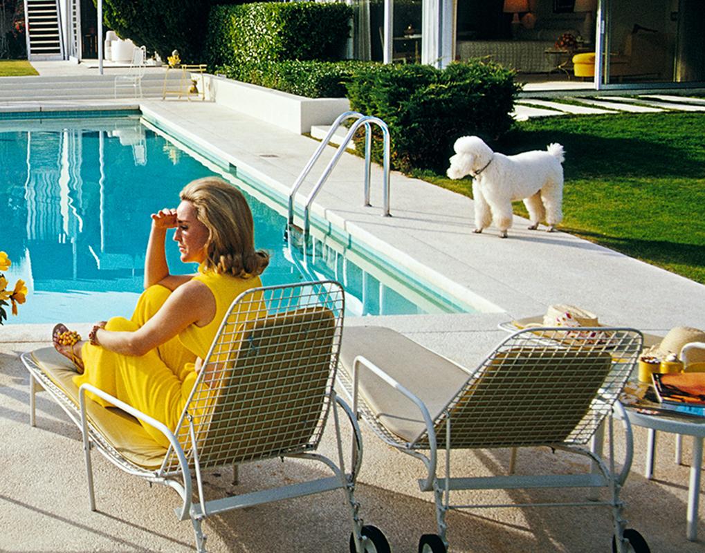 Poolside Poodle Slim Aarons Limitiertes Nachlass gestempelter Druck im Angebot 1