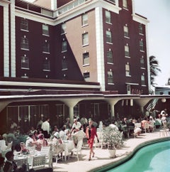 Passeggiata a bordo piscina, Florida, Estate Edition, fotografia moderna di metà secolo