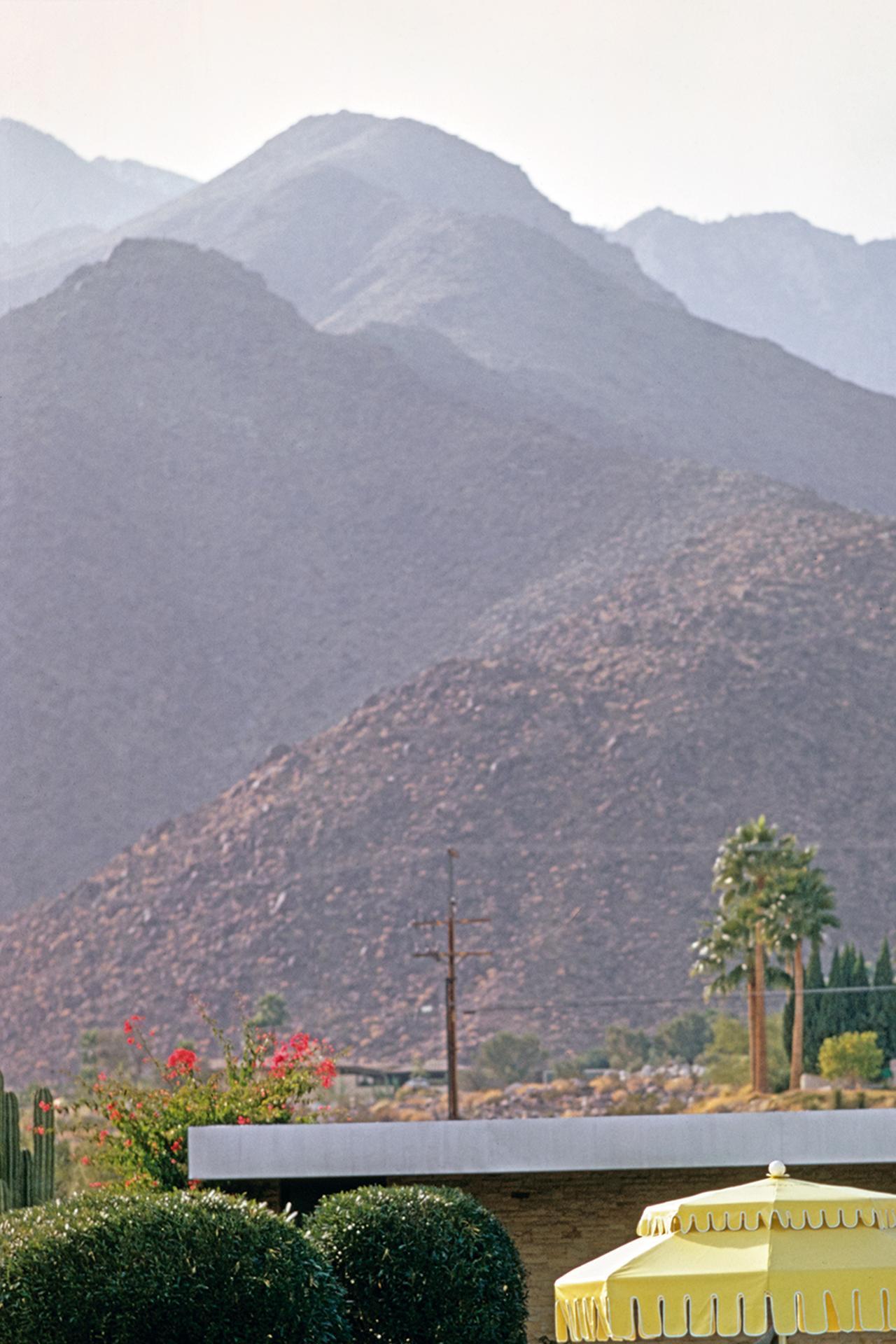 Poolside Scenery, Palm Springs, Nachlassausgabe, Porträtfotografie (Grau), Color Photograph, von Slim Aarons