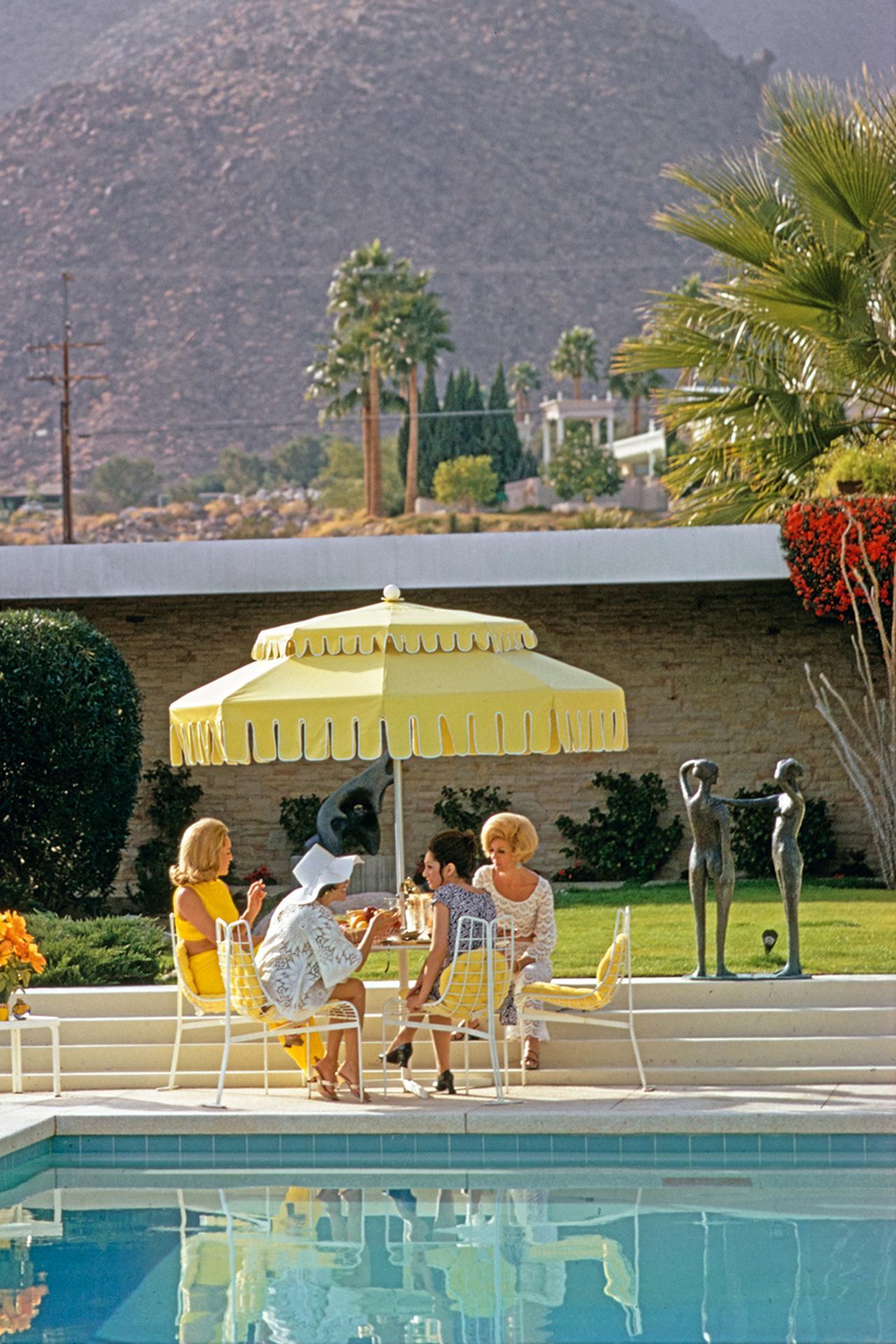 Poolside Scenery, Palm Springs, Nachlassausgabe, Porträtfotografie im Angebot 1