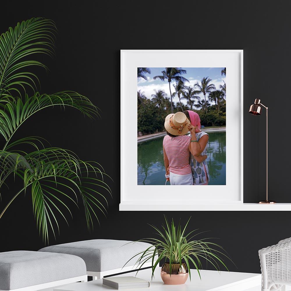 Secretos junto a la piscina, Edición Estate, Colección Palm Beach de Slim Aarons en venta 1