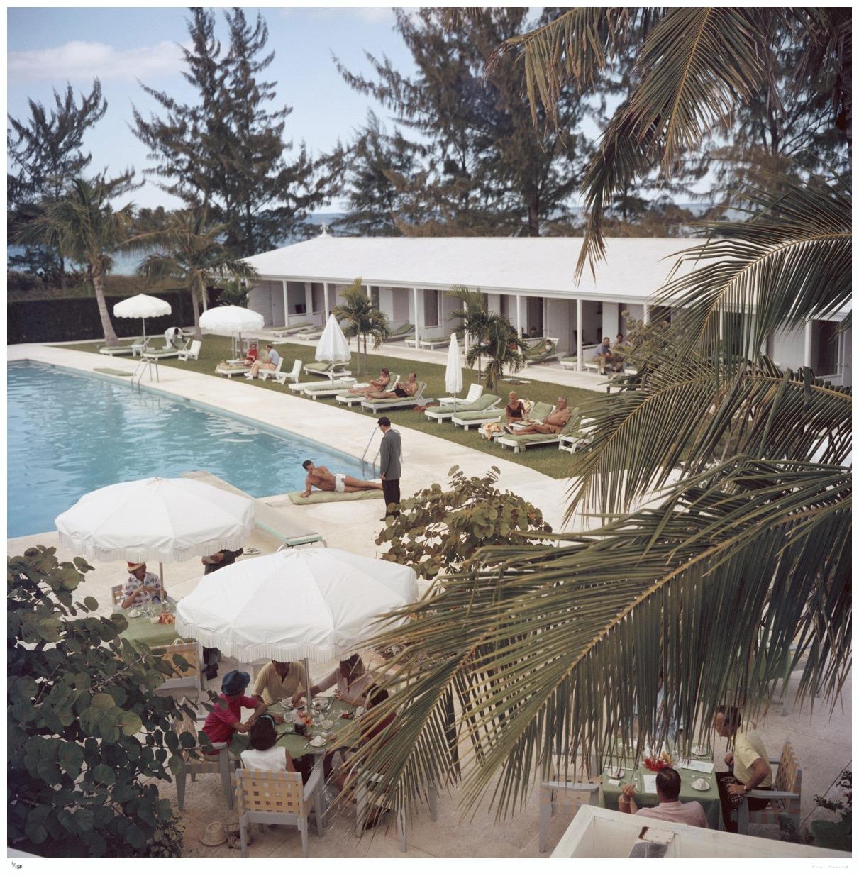 Poolside Service 1962 - Slim Aarons Estate Estampillé