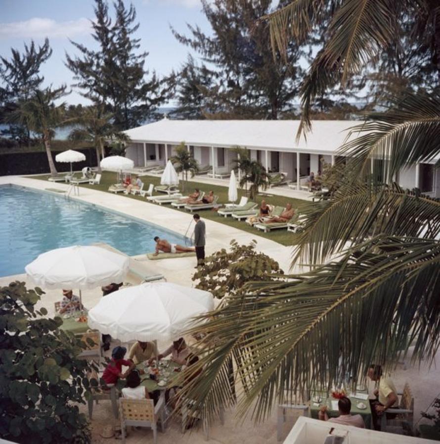 Servizio a bordo piscina 
1962
da Slim Aarons

Slim Aarons Edizione Limitata Estate

Una piscina del Lyford Cay Club a Lyford Cay sull'isola di New Providence nelle Bahamas, 1962. L'edificio del club è stato progettato dall'architetto americano