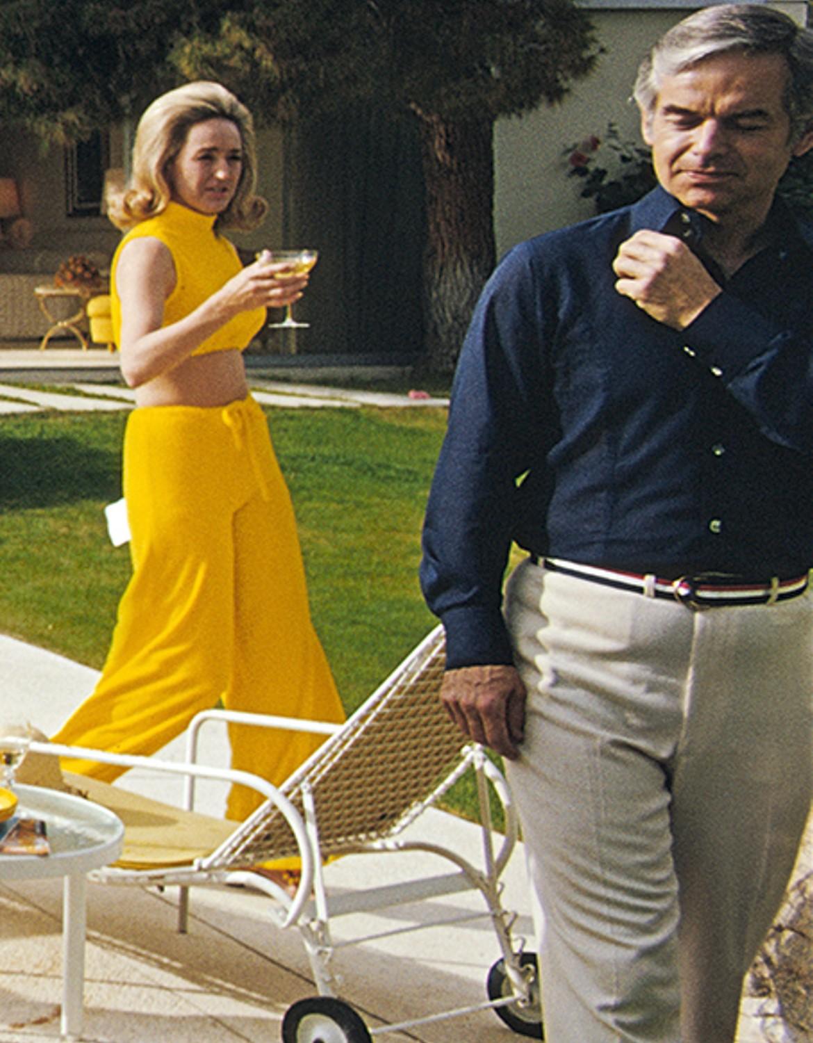 Poolside Socialites, 1970 - Poolside Glamor Kaufmann House in Palm Springs - Gray Figurative Photograph by Slim Aarons