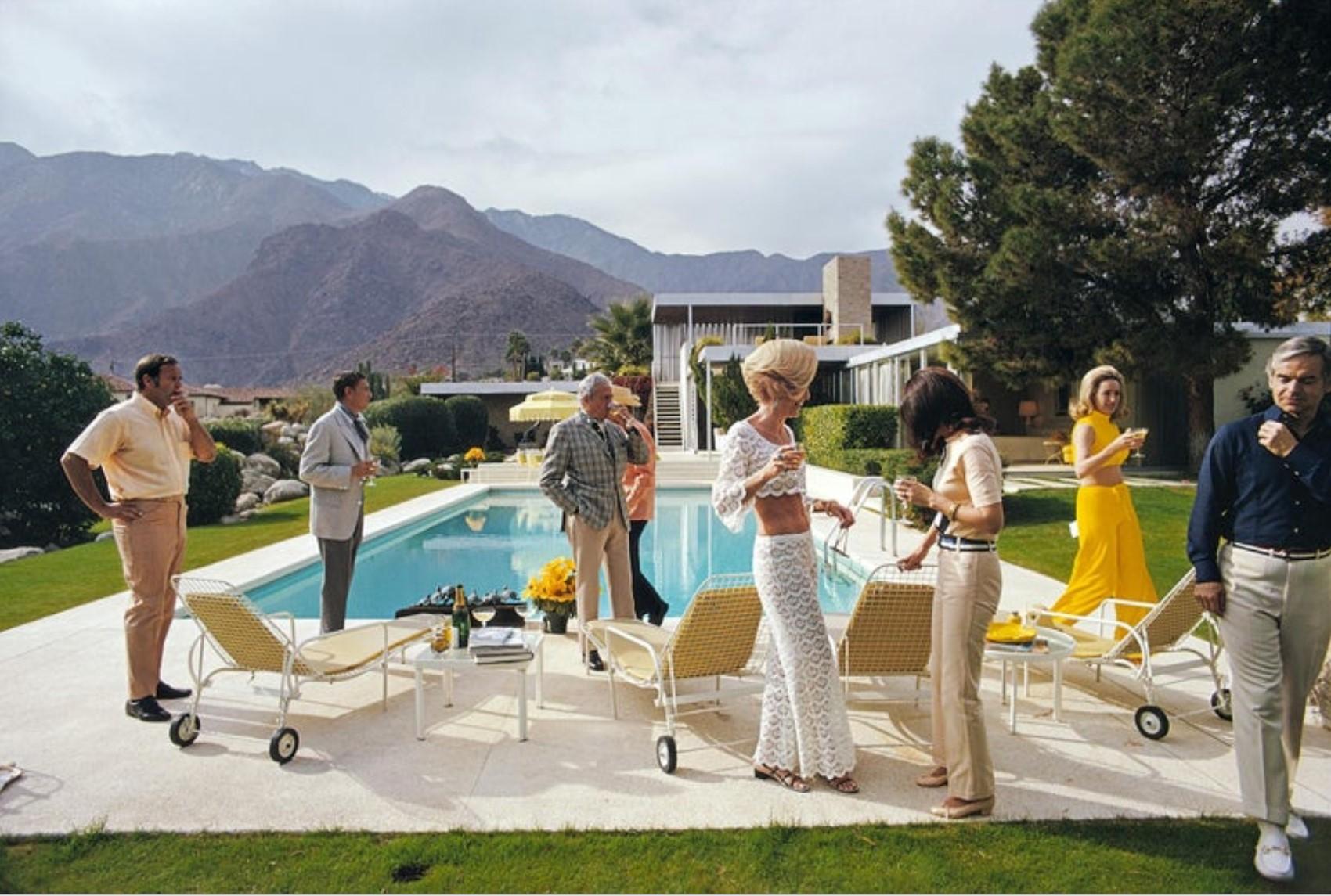 Figurative Photograph di Slim Aarons - Poolside Socialites, 1970 - Edizione limitata stampata in digitale A.I.C.