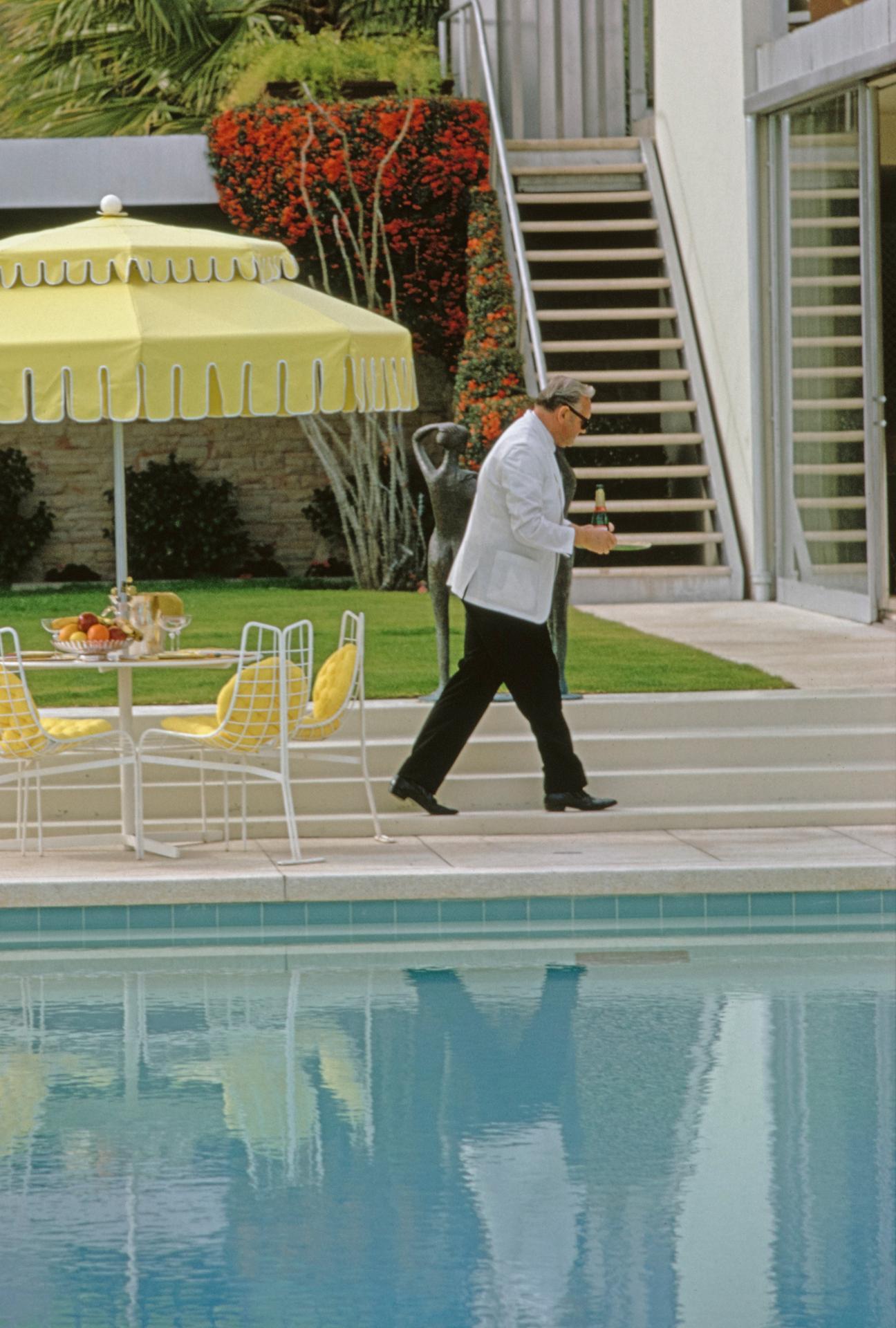 Poolside Waiting, Palm Springs, Nachlassausgabe, Porträtfotografie im Angebot 1