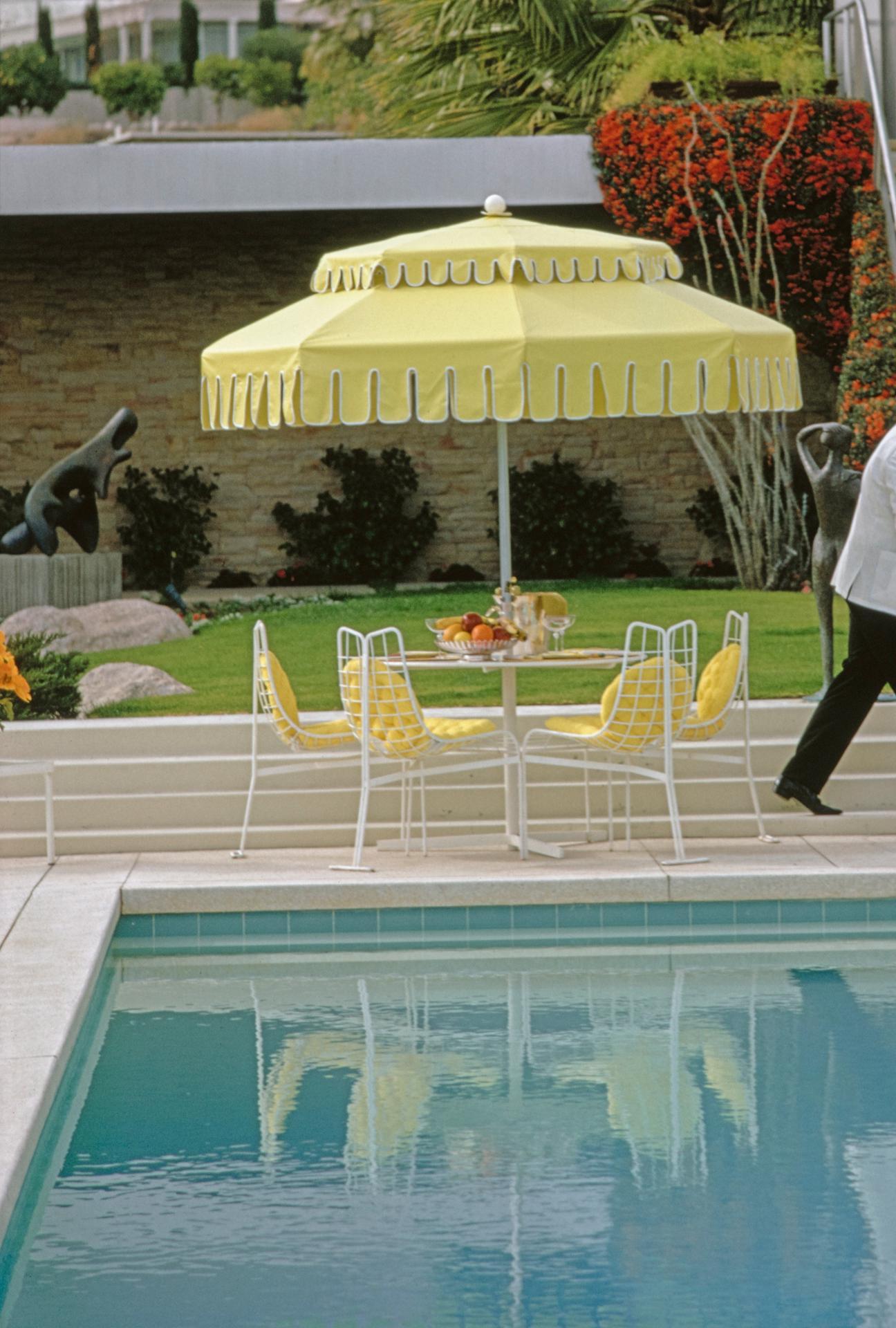 Attesa a bordo piscina, Palm Springs, Edizione Estate, Ritratto fotografico in vendita 2