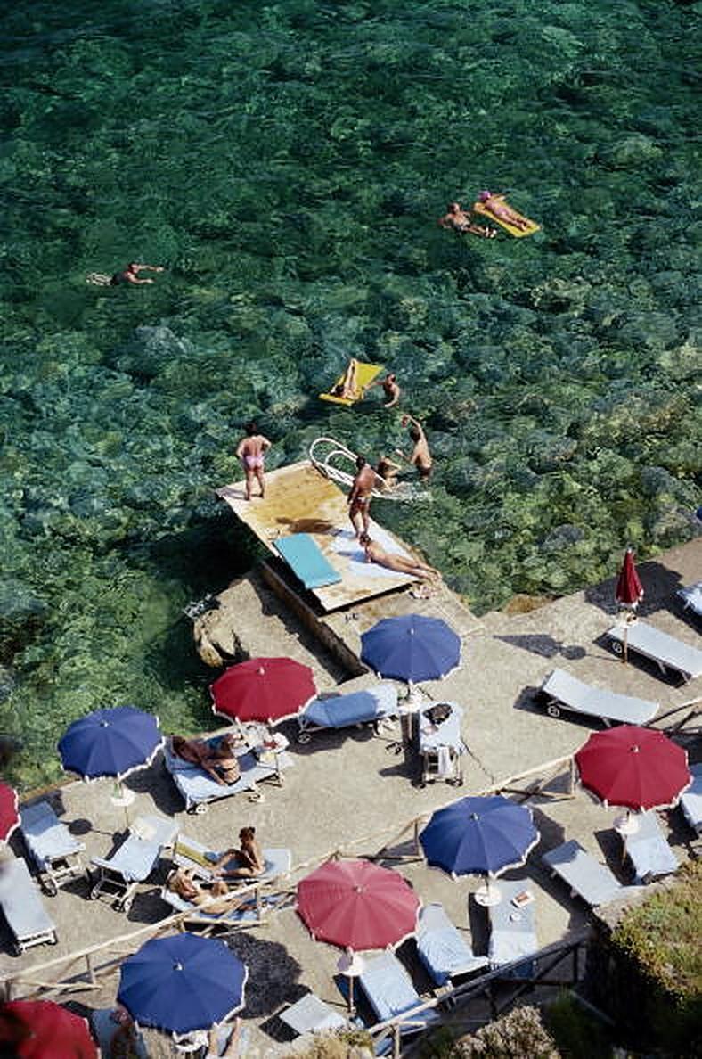 Porto Ercole Beach von Slim Aarons (Landschaftsfotografie, Porträtfotografie)