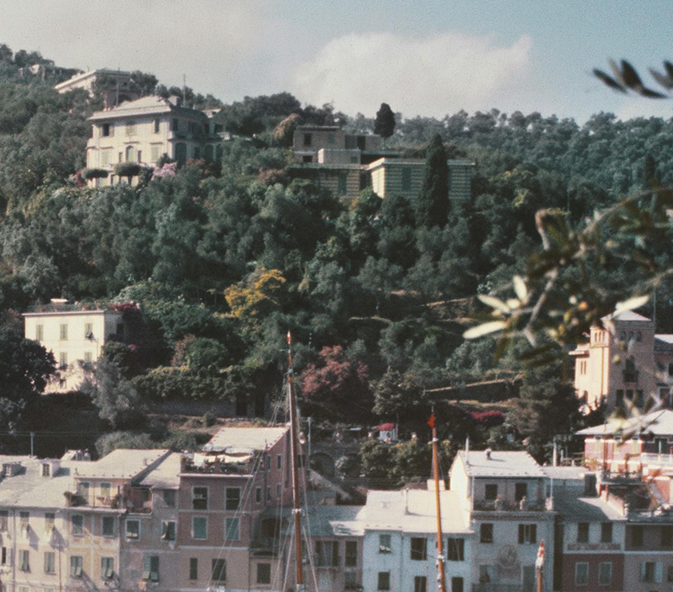Port de Portofino, 1955 - Yachts et embarcations amarrés dans l'embarcadère du port de Portofino - Modernisme américain Photograph par Slim Aarons