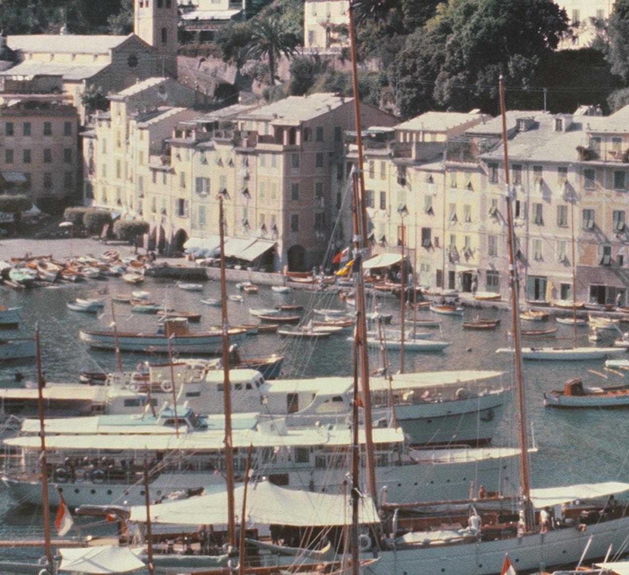 Port de Portofino, 1955 - Yachts et embarcations amarrés dans l'embarcadère du port de Portofino - Noir Landscape Photograph par Slim Aarons